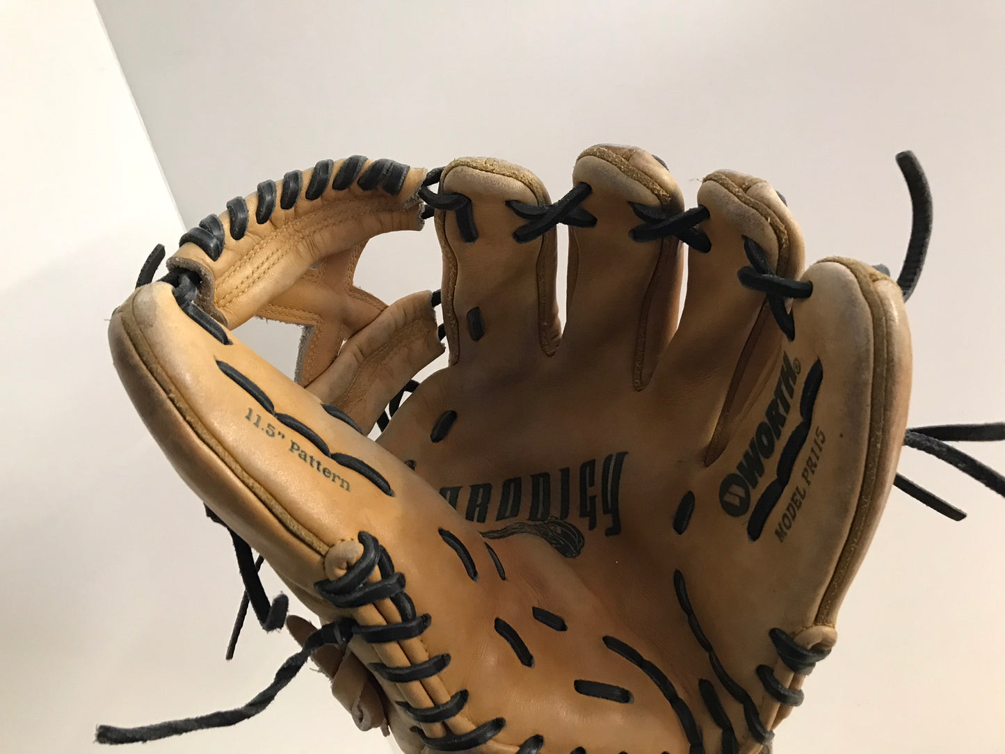 Baseball Glove Adult Size 11.5 inch Worth Prodegy Silencer Tan Leather Fits on Left Hand Excellent