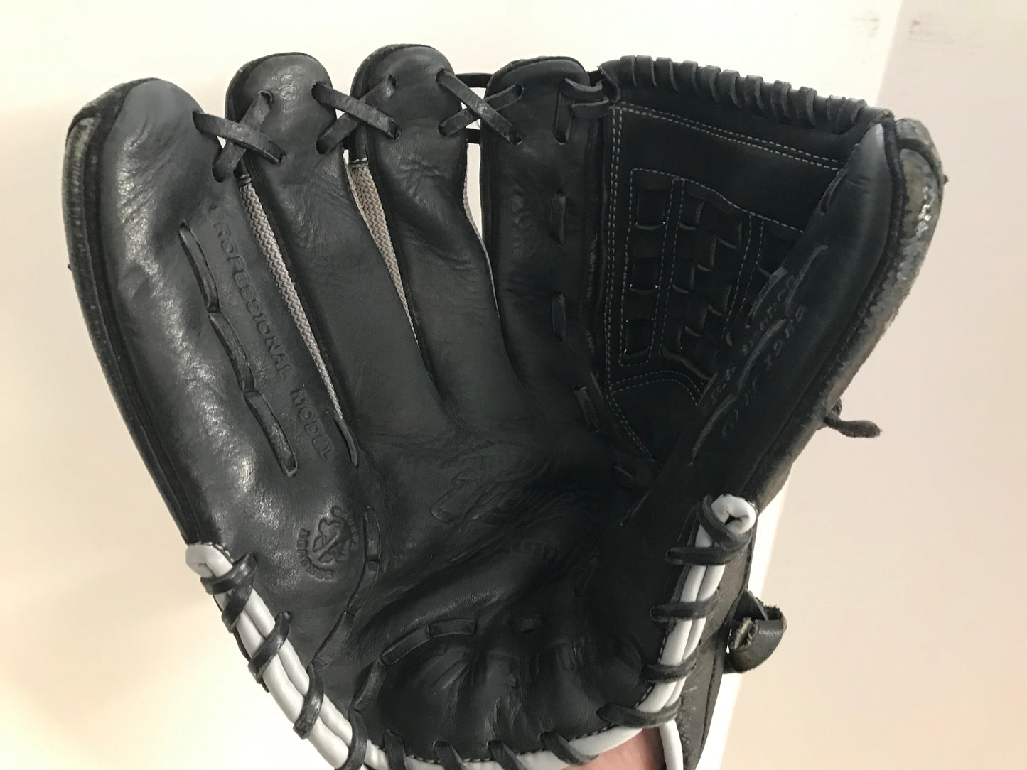 Baseball Glove Adult Size 12.5 inch Mizuno Leather Black Fits on RIGHT Hand