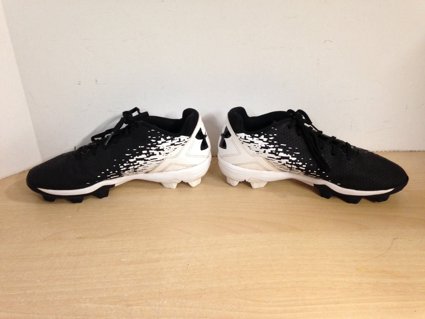 Baseball Shoes Cleats Child Size 4 Under Armour Black White