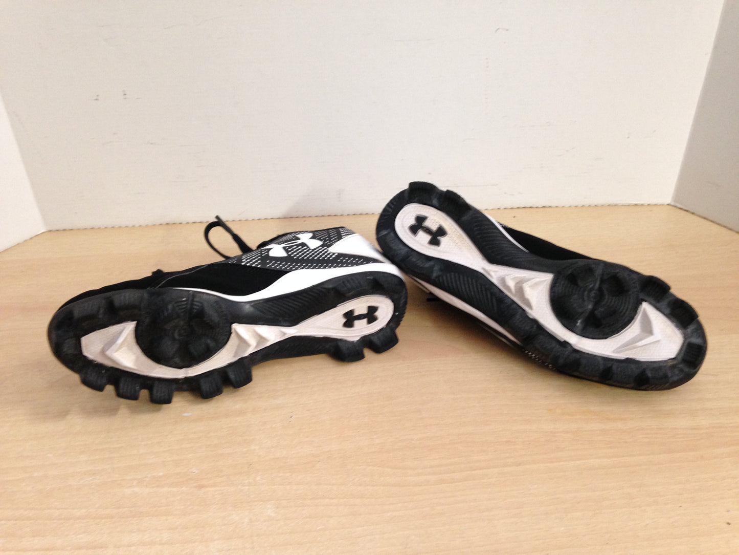 Baseball Shoes Cleats Child Size 4 Under Armour Black White Excellent