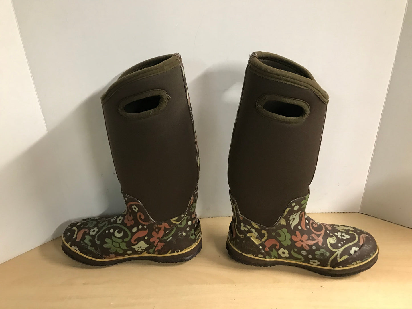 Bogs Brand Ladies Size 7 Winter Rain Boots Brown Floral Neorprene