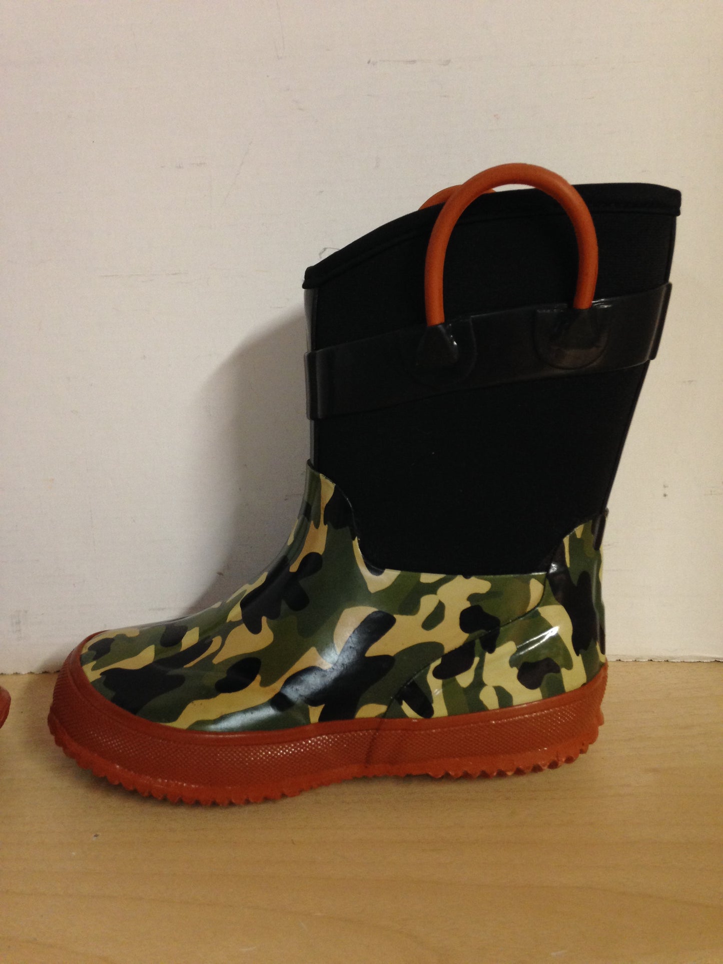Bogs Style Child Size 10 Neoprene Rubber Rain Winter Boots Black Green Camo Excellent