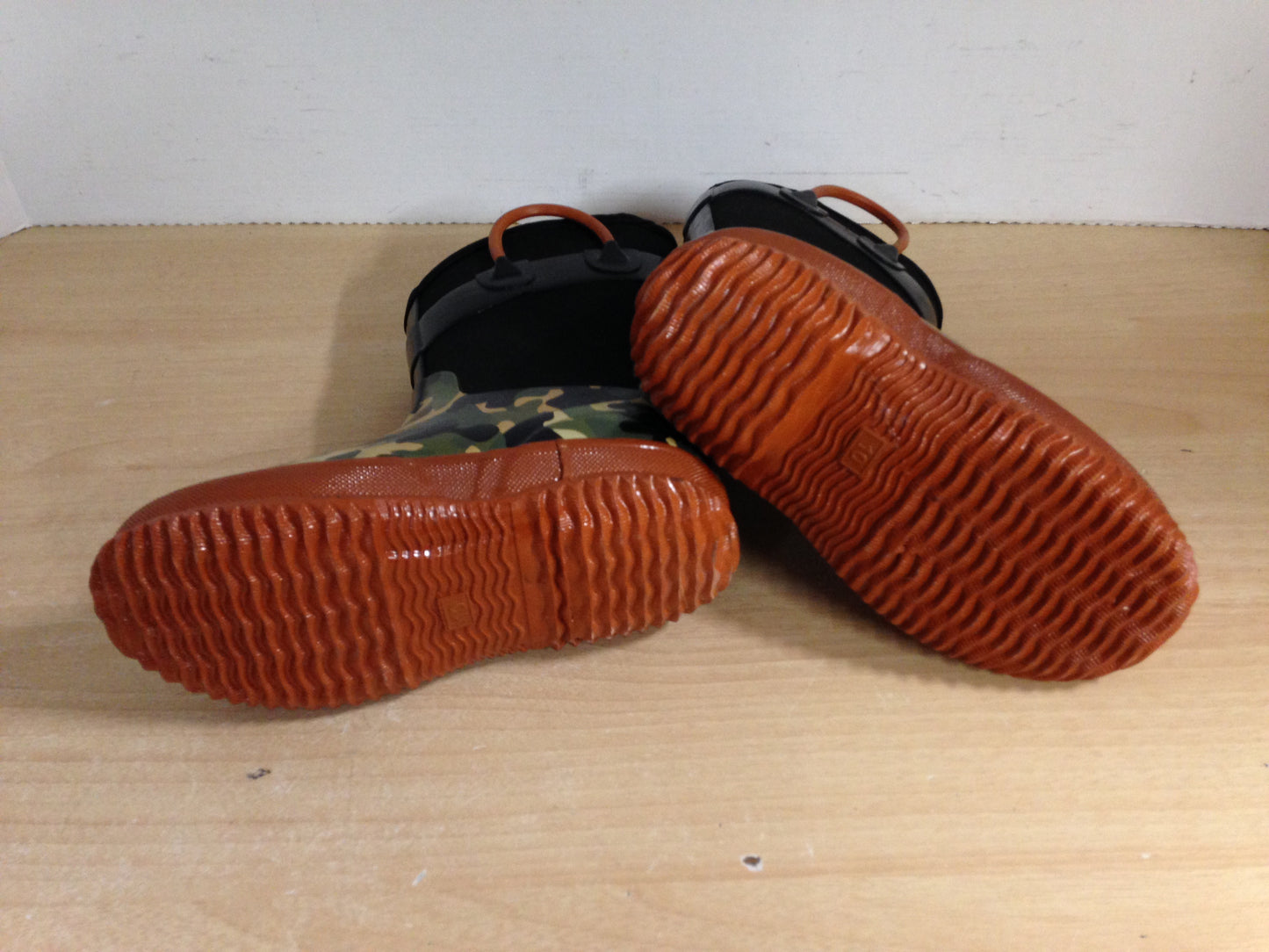 Bogs Style Child Size 10 Neoprene Rubber Rain Winter Boots Black Green Camo Excellent