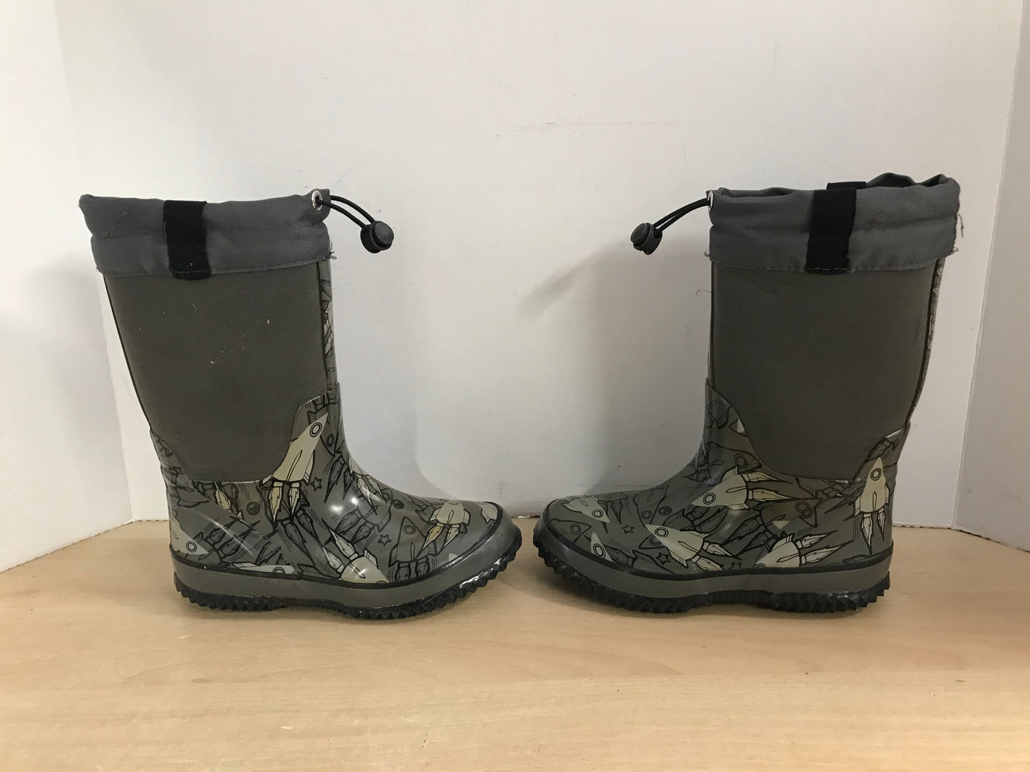 Bogs Style Child Size 13 Grey Spaceships Neoprene Rubber Rain Winter Snow Waterproof Boots Excellent