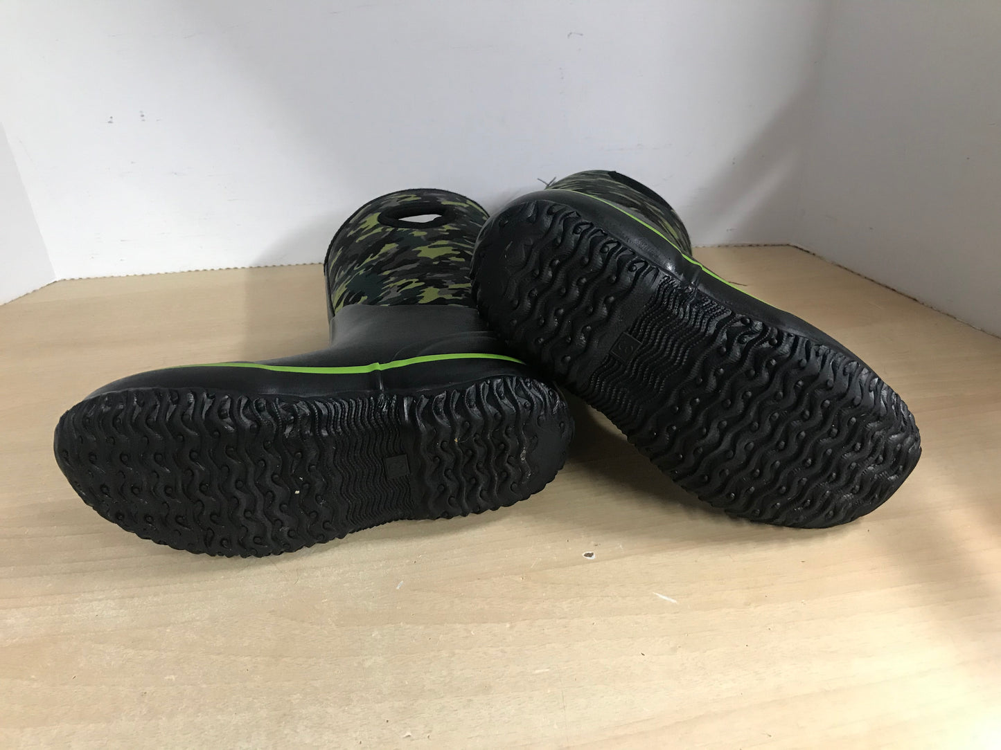 Bogs Style Child Size 3 Black Green Neoprene Rubber Rain Winter Snow Waterproof Boots Excellent