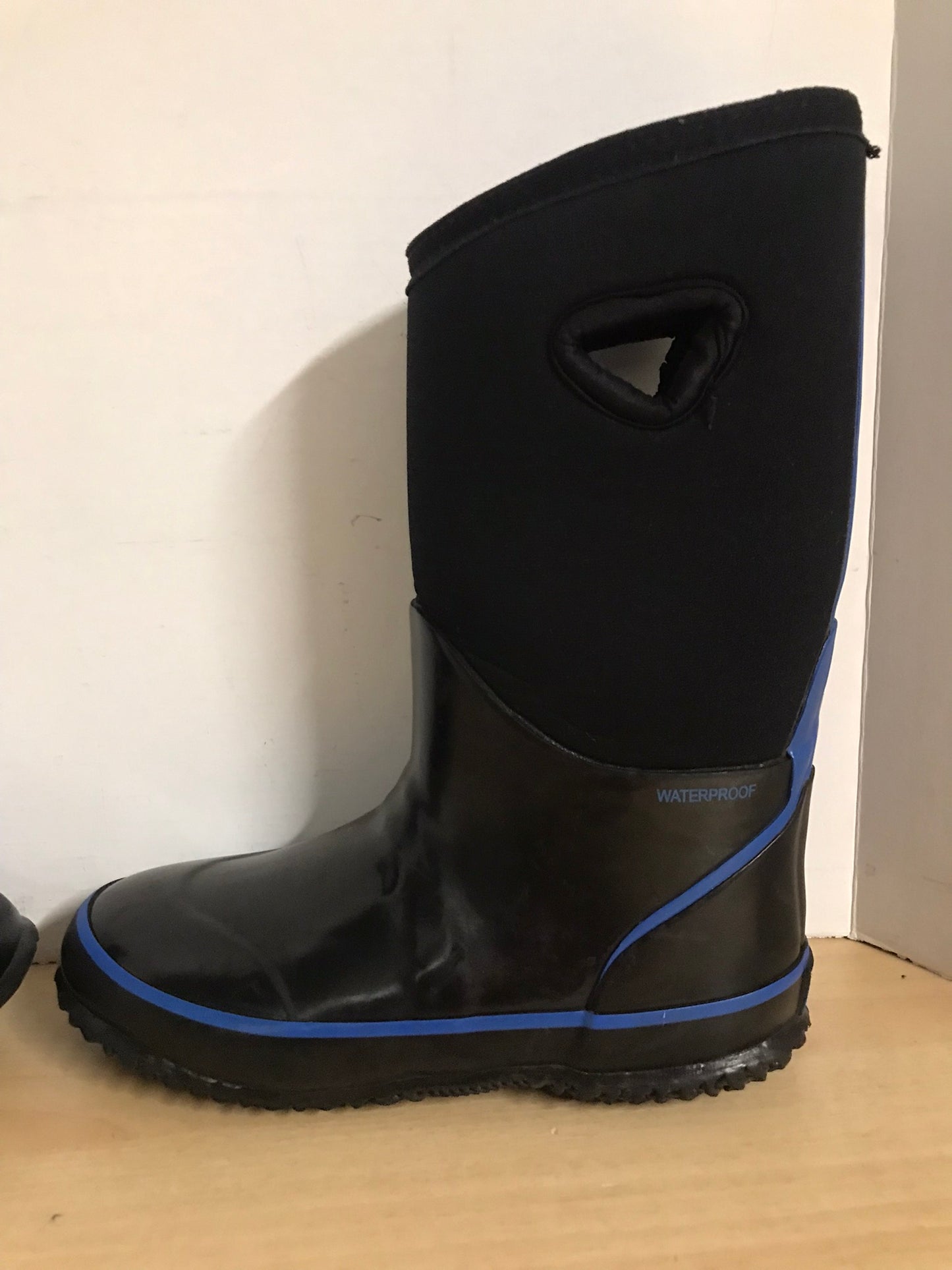 Bogs Style Child Size 4 Black Blue Neoprene Rubber Rain Winter Snow Waterproof Boots