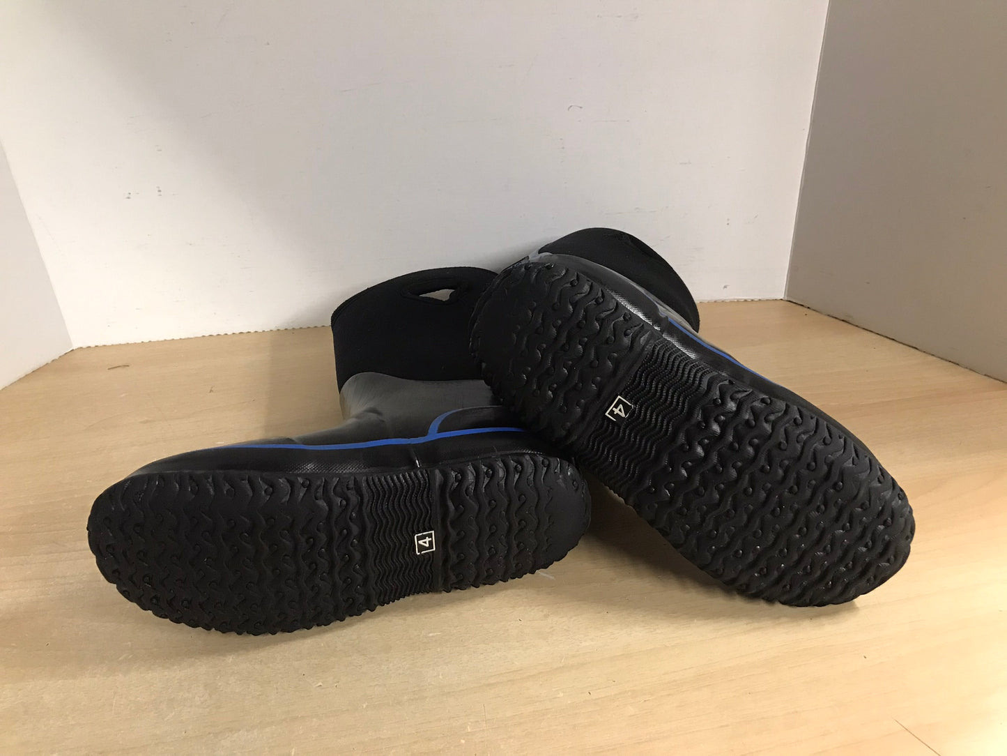 Bogs Style Child Size 4 Black Blue Neoprene Rubber Rain Winter Snow Waterproof Boots