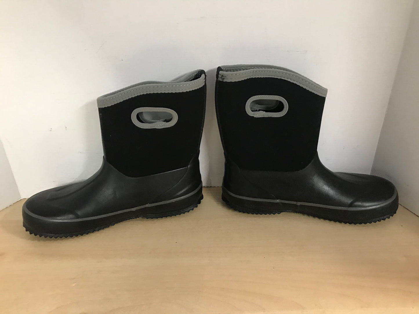 Bogs Style Child Size 6 Youth Outbound Black Grey Neoprene Rubber Rain Winter Snow Waterproof Boots Excellent
