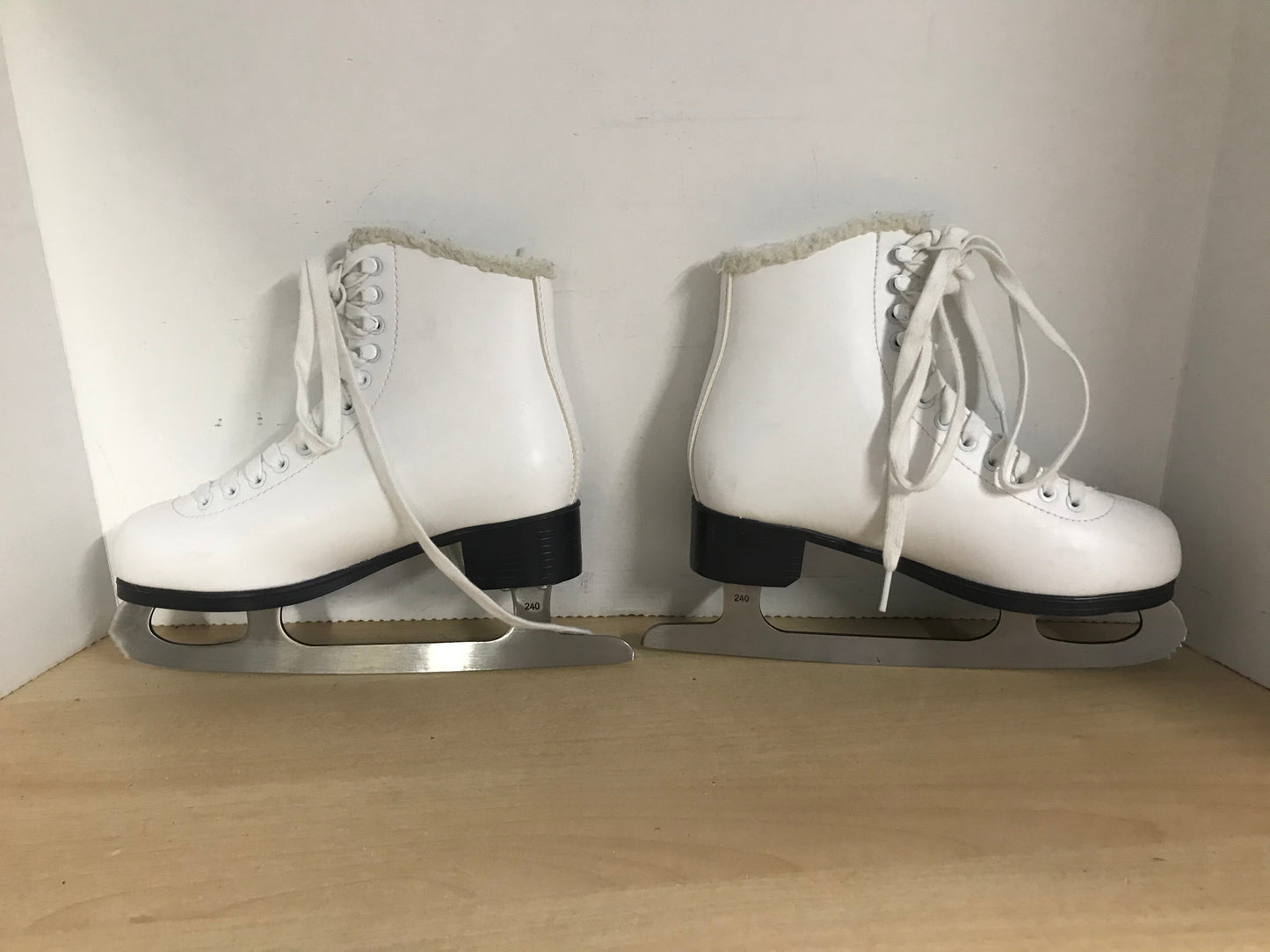 Figure Skates Ladies Size 6 Jackson Cameo Soft Skates New Demo Model