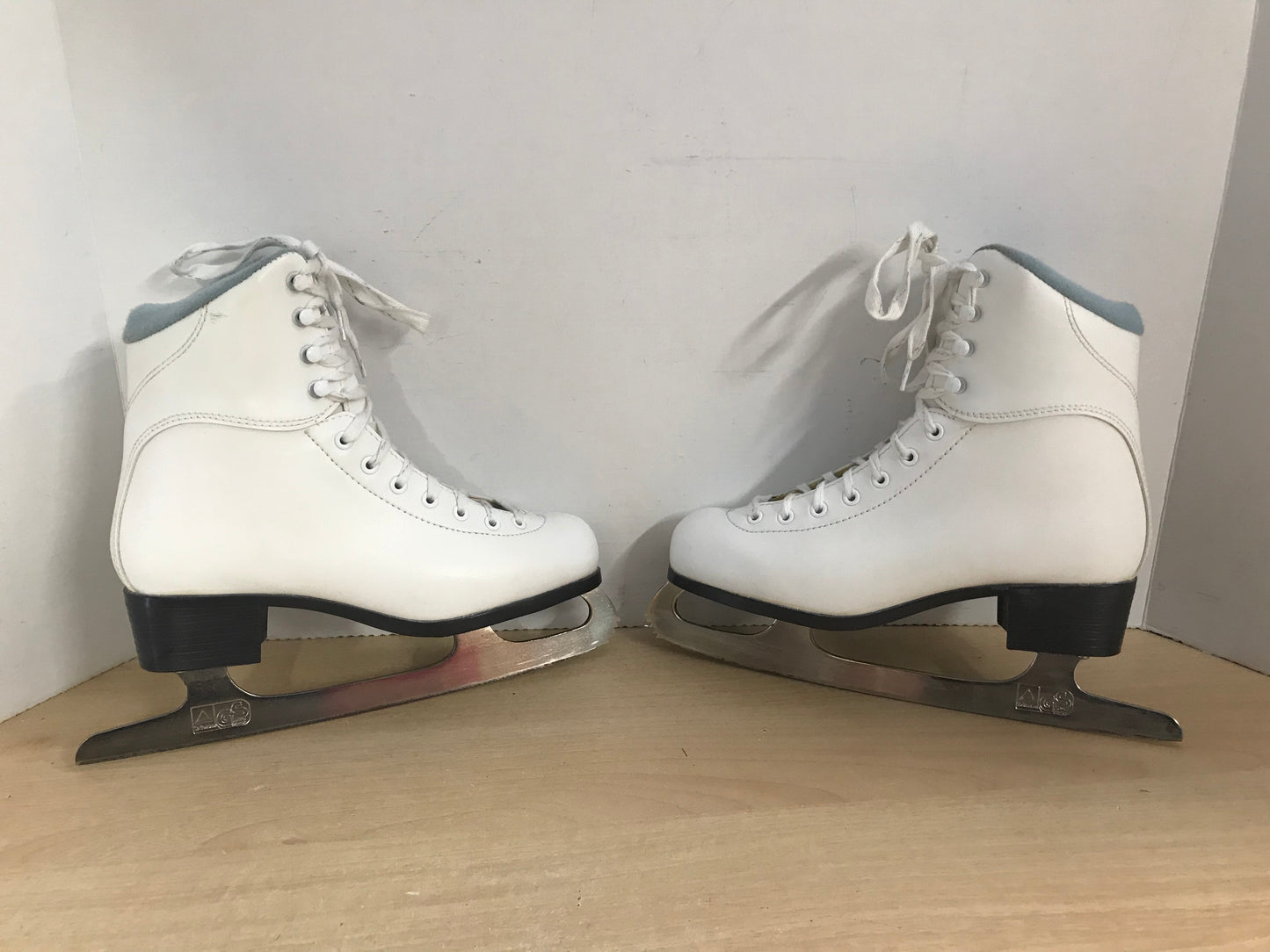 Figure Skates Ladies Size 6 Jackson Soft Skates Excellent