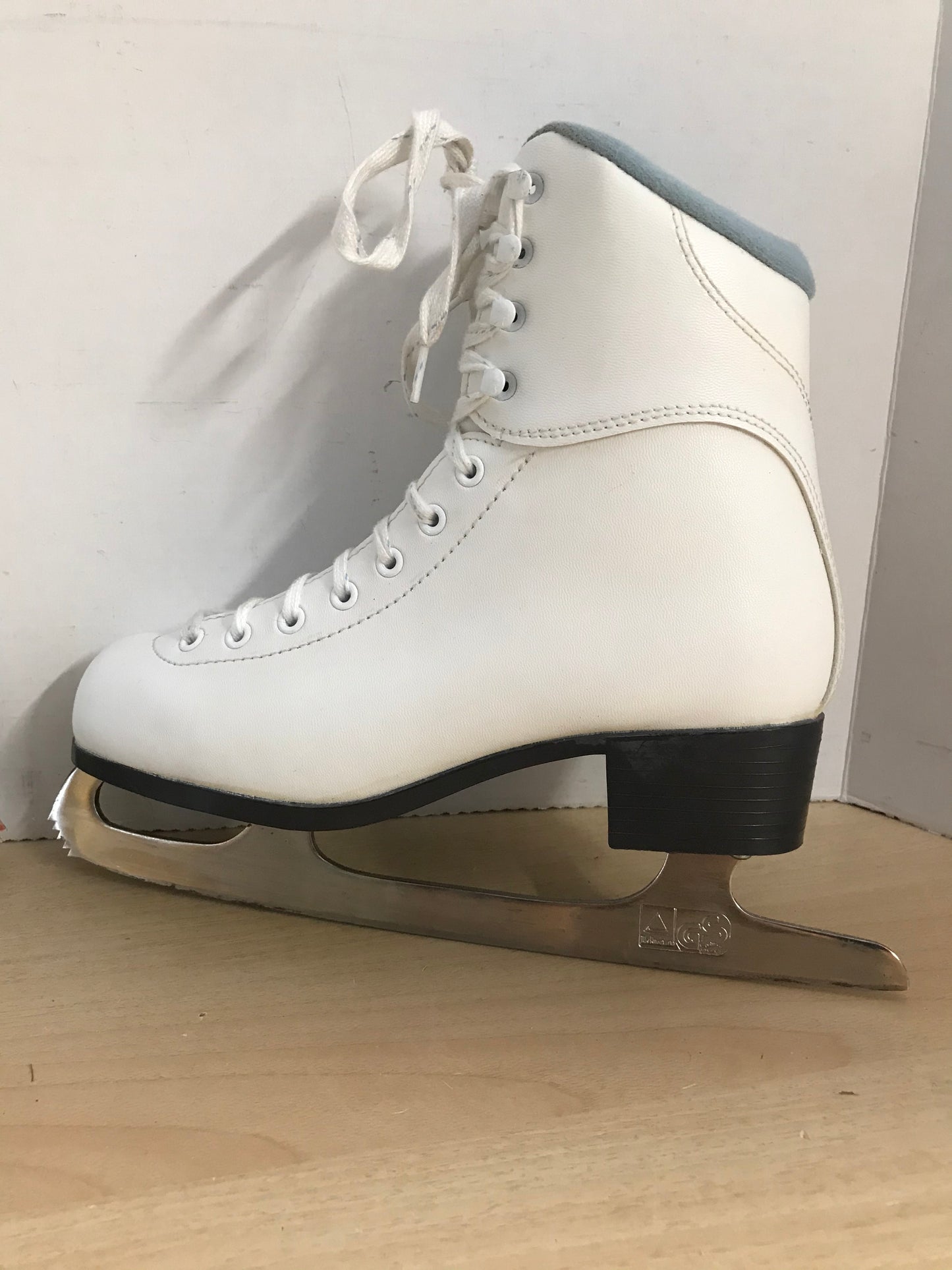 Figure Skates Ladies Size 6 Jackson Soft Skates Excellent