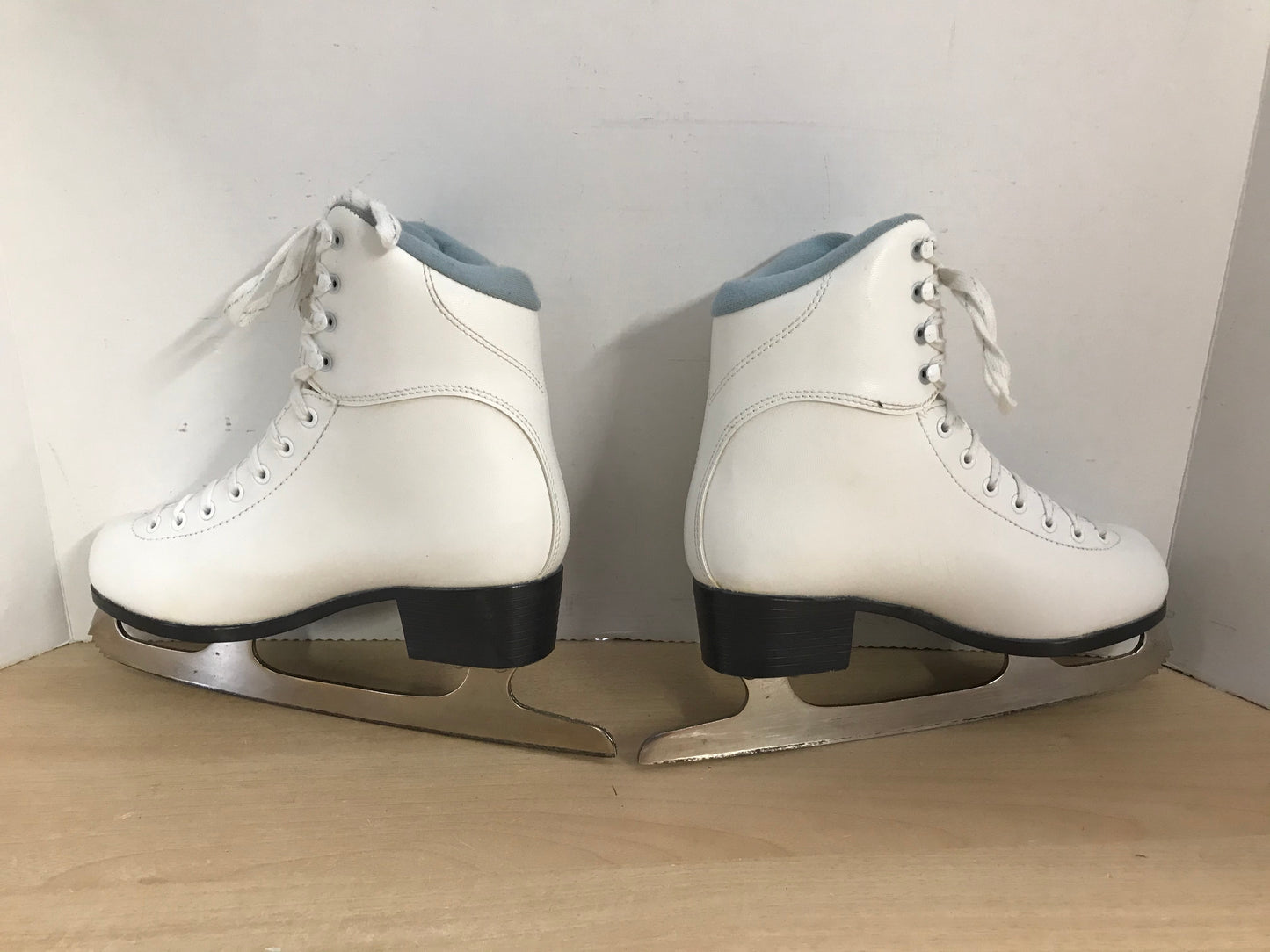 Figure Skates Ladies Size 6 Jackson Soft Skates Excellent