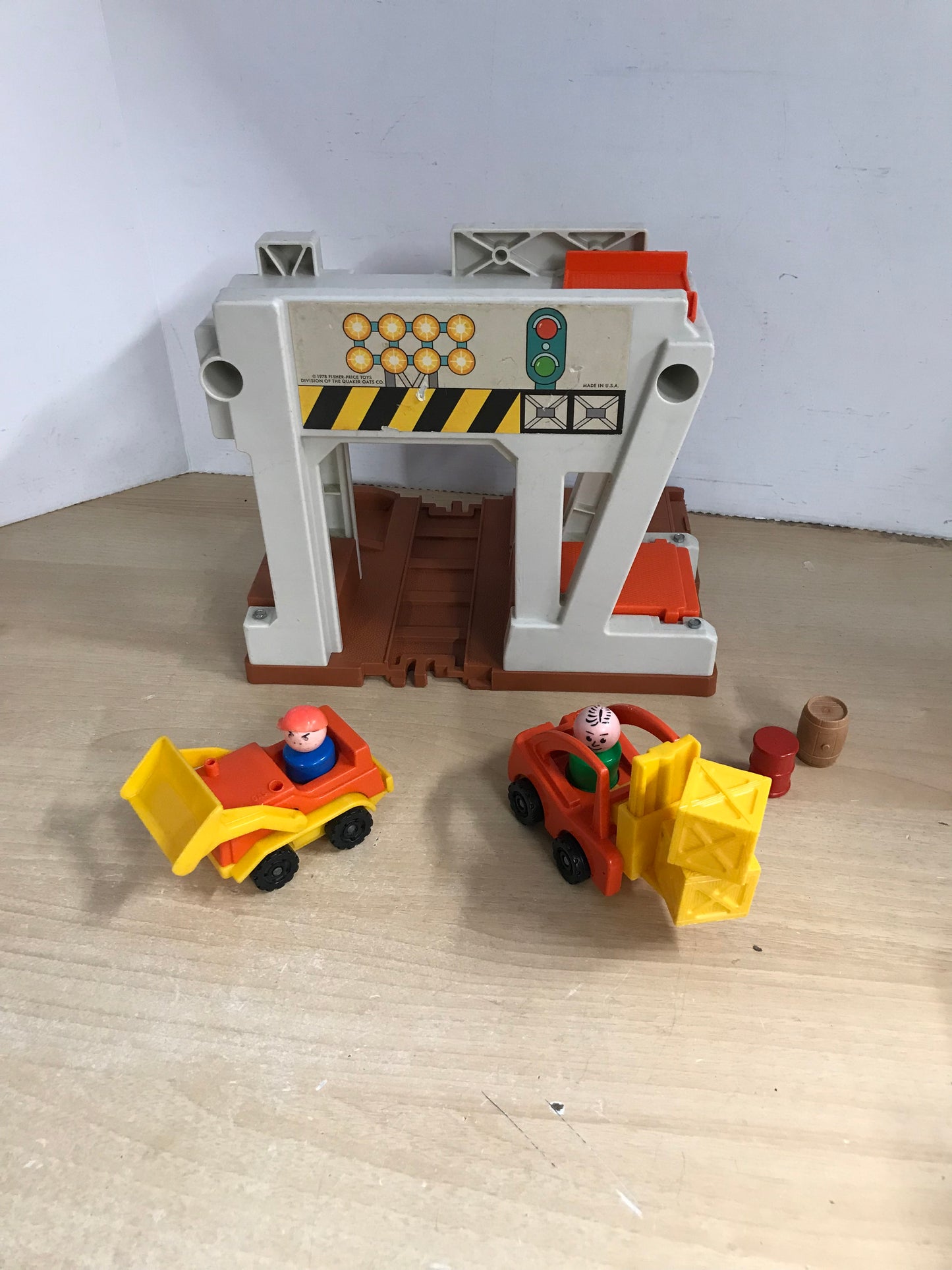 Fisher Price Vintage Little People 1978 Play Family Lift Load Railway RARE