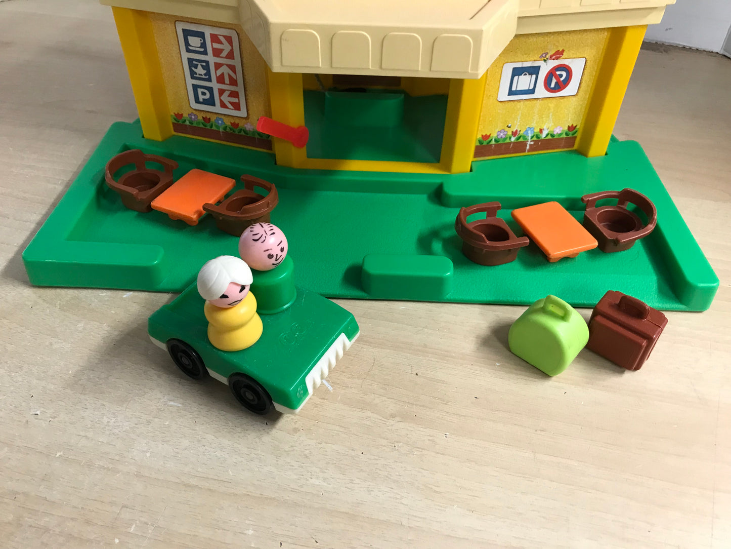 Fisher Price Vintage Little People 1981 Play Family Jetport Airport 933 RARE