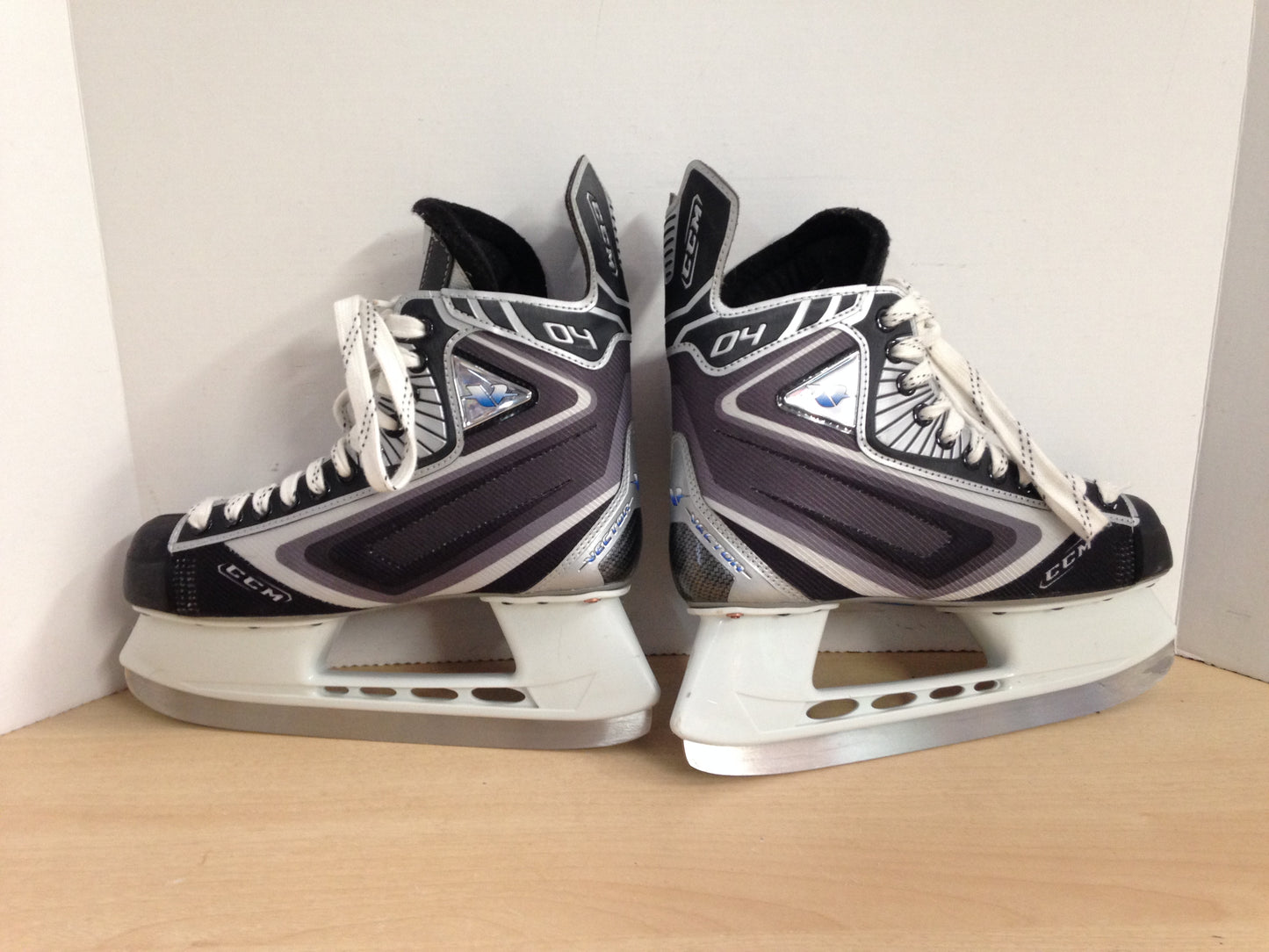 Hockey Skates Men's Size 8.5 Shoe Size CCM Vector New Demo Model