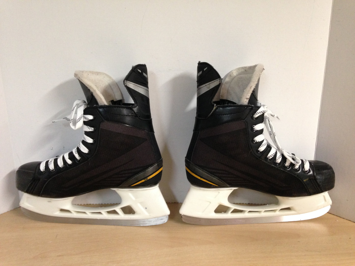 Hockey Skates Men's Size 8.5 Shoe Size Bauer Supreme 140 Excellent