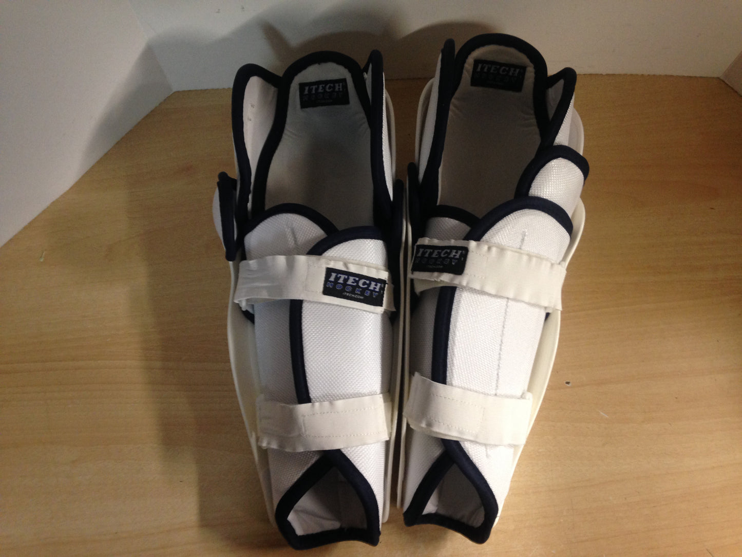 Hockey Shin Pads Men's Size 14 inch Itech White Blue Minor Wear