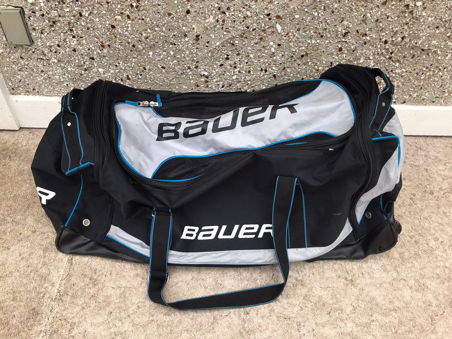 Hockey Bag Men's Size On Wheels Bauer Navy and Black Handle Pops in or out. All Zippers Perfect. Minor Wear