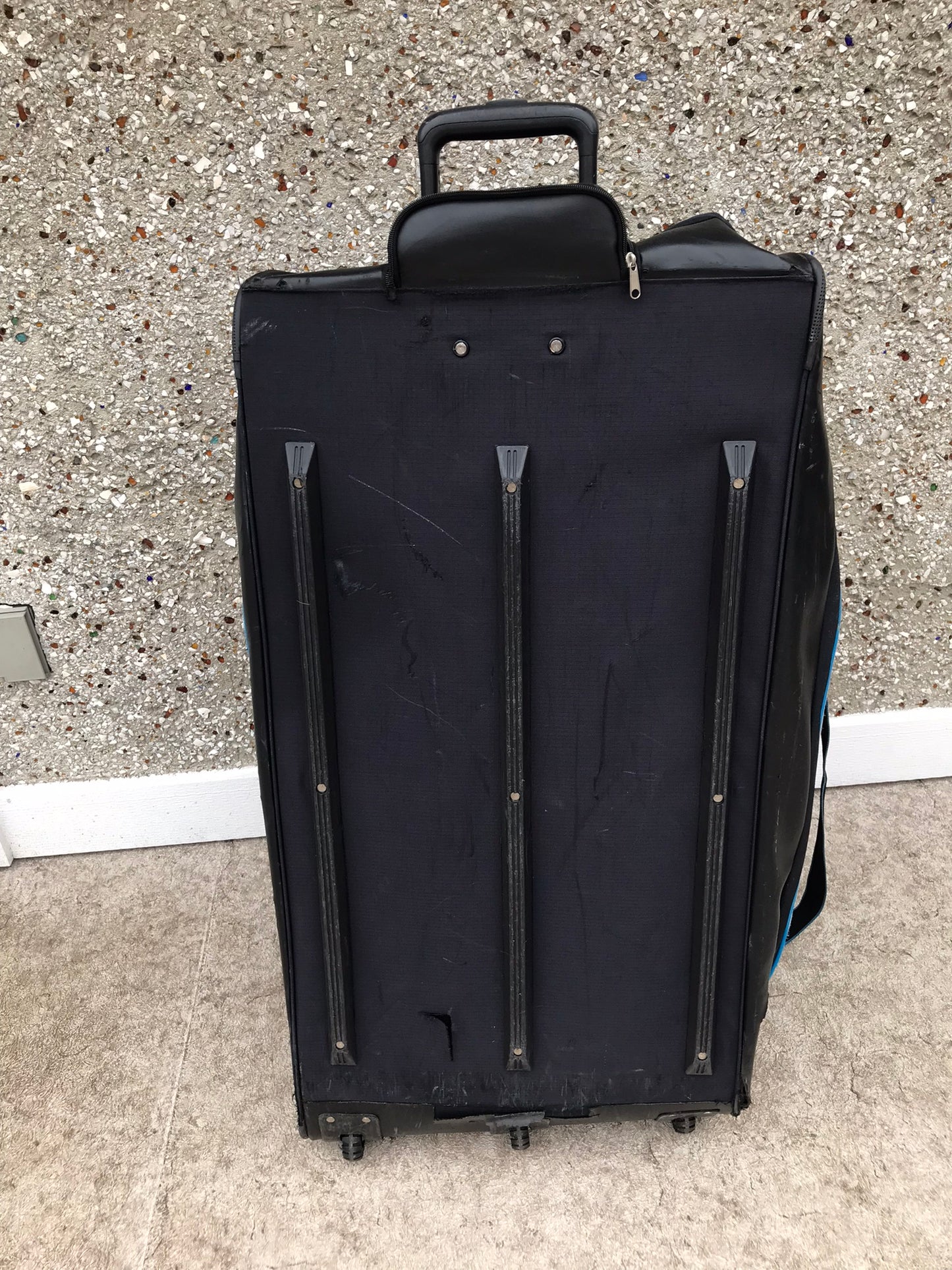 Hockey Bag Men's Size On Wheels Bauer Navy and Black Handle Pops in or out. All Zippers Perfect. Minor Wear