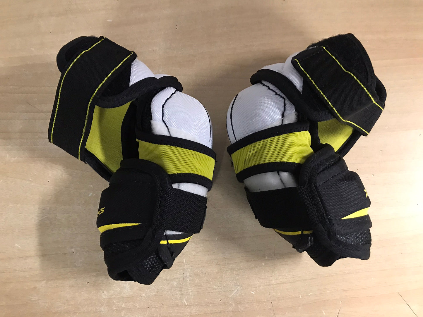 Hockey Elbow Pads Child Size Junior Medium CCM Tacks Black White Yellow New Demo Model
