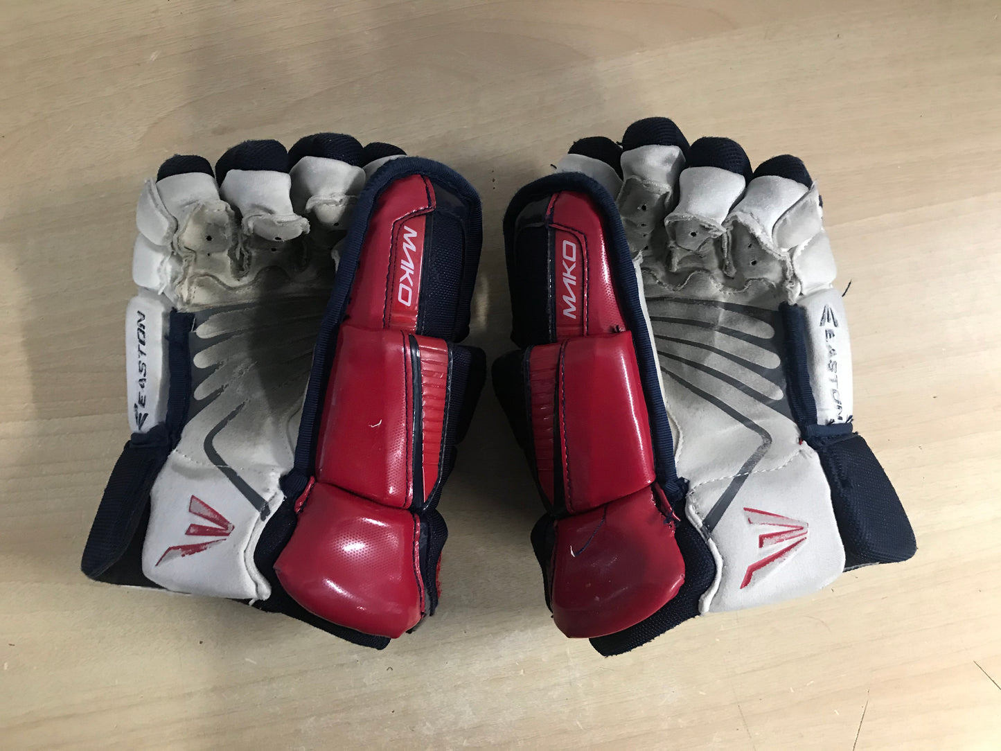 Hockey Gloves Child Size 10 inch Fits a 11 inch Junior Easton Mako Denim Blue Red Outstanding Quality Gently Used