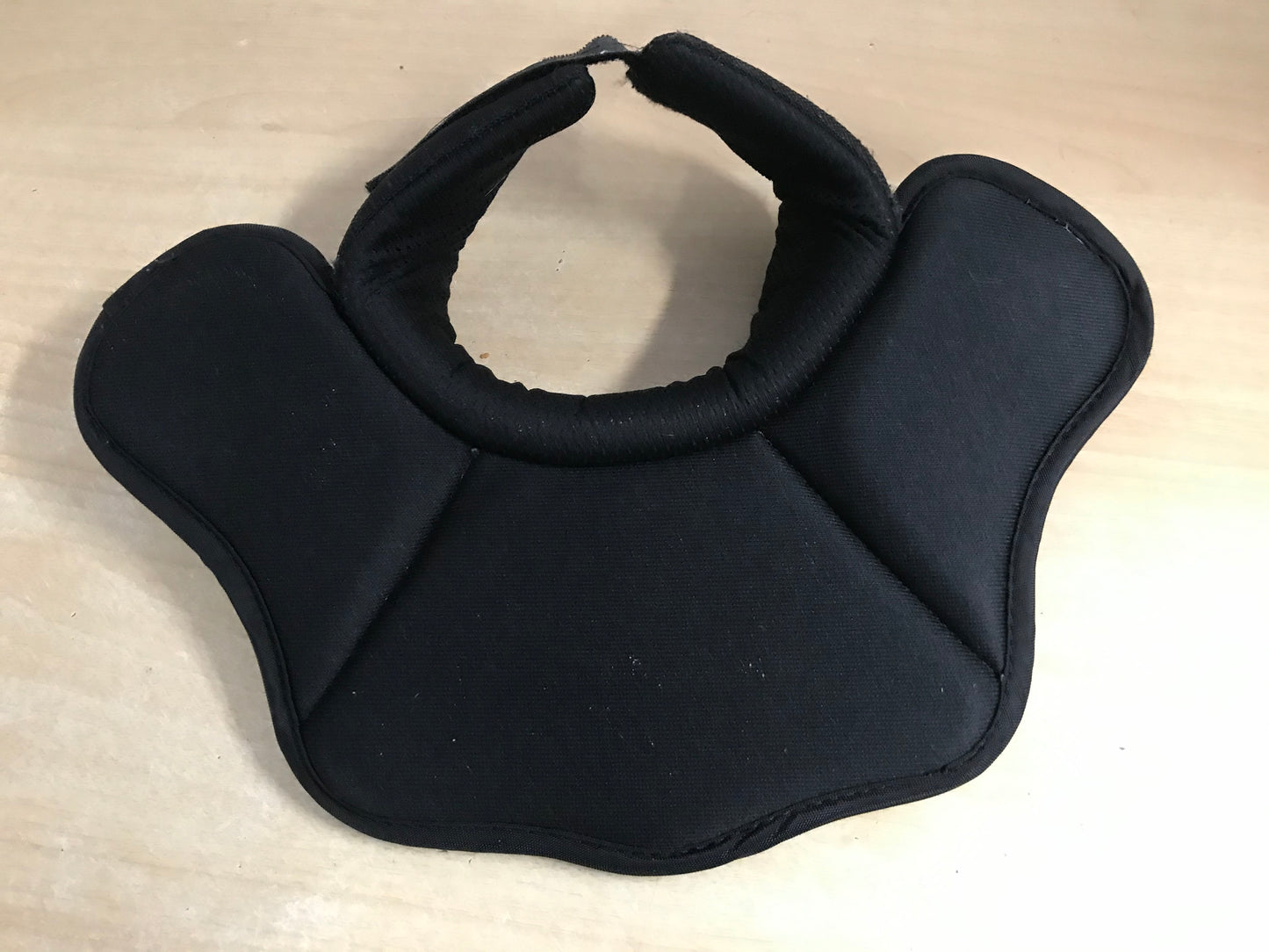 Hockey Goalie Neck Guard Child Size 12-14 inch Medium Junior Vaughn Black Gold