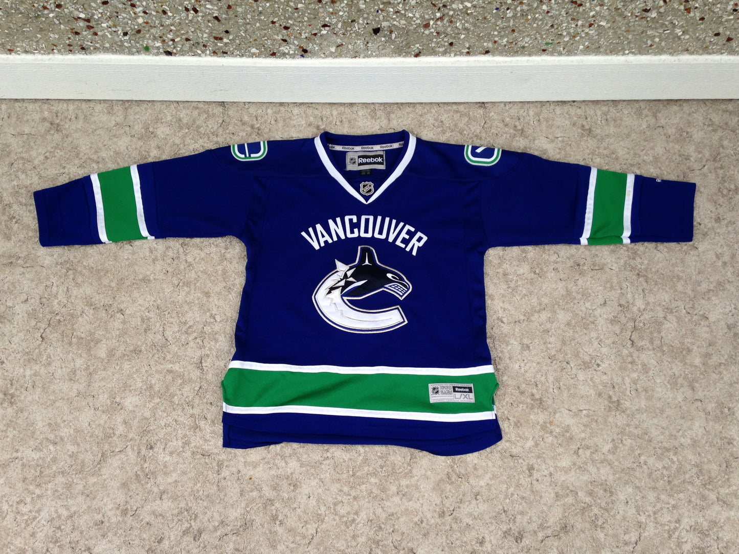 Hockey Jersey Child Size 12-14 Reebok Vancouver Canucks Excellent