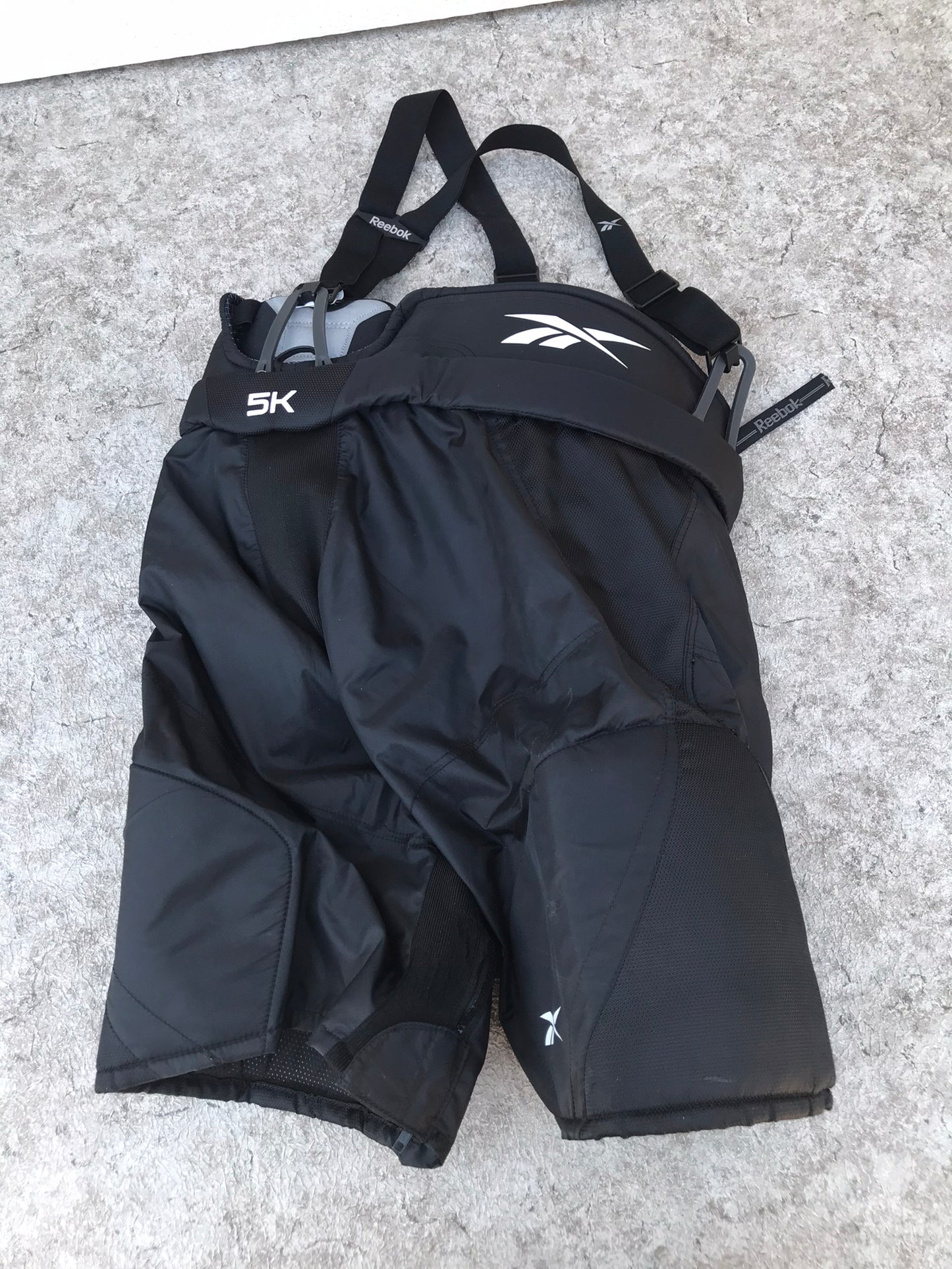 Hockey Pants Men's Size Medium Reebok With Suspenders Excellent