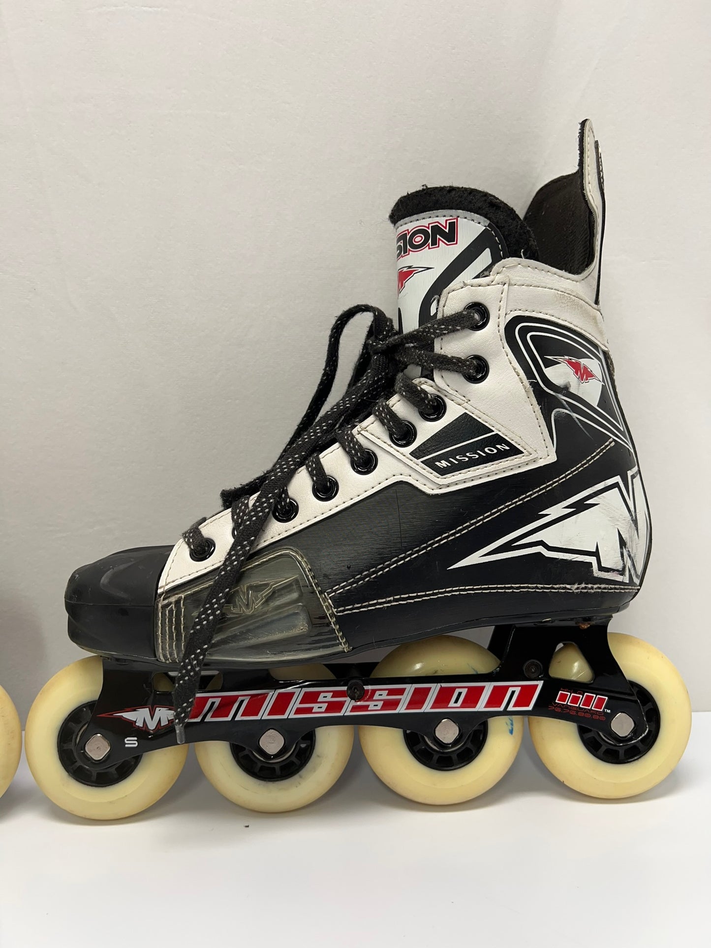 Hockey Roller Hockey Skates Men's Size 7E Shoe Size Mission Black White Rubber Wheels