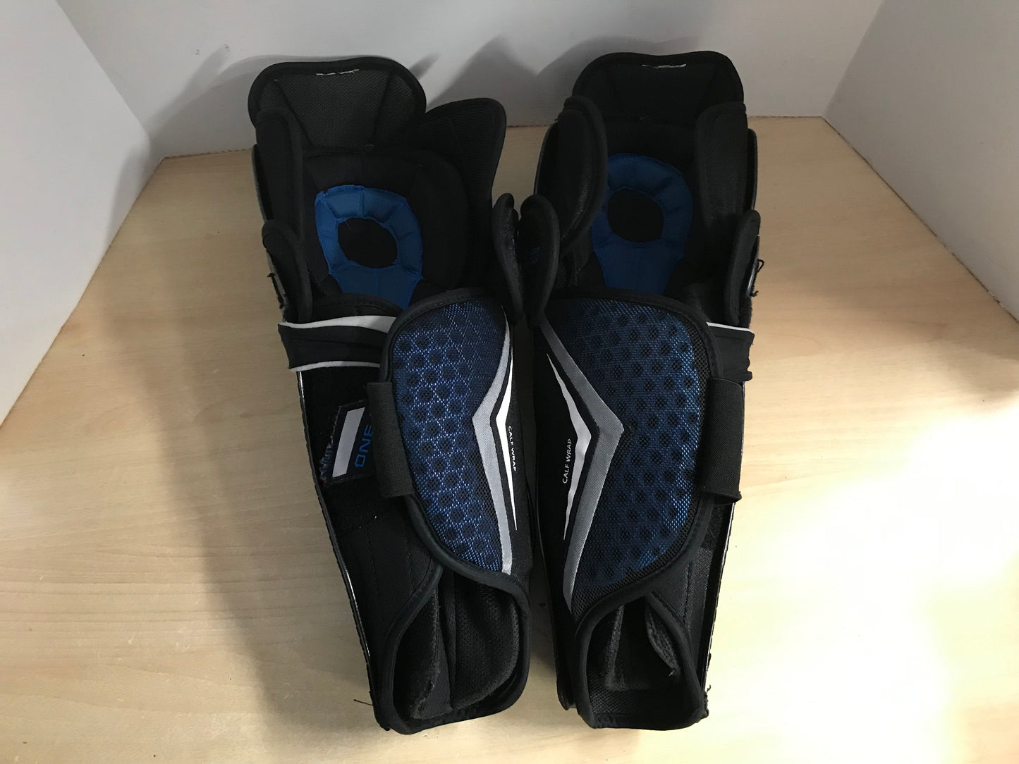 Hockey Shin Pads Men's Size 13 inch Bauer Supreme One.8 Blue Black Calf Wrap