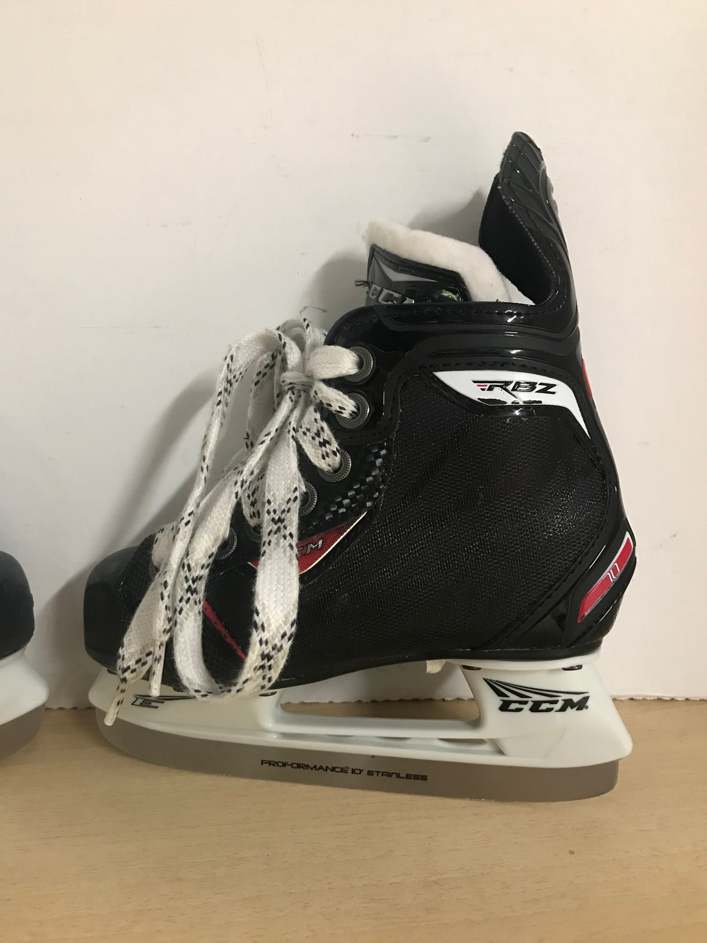 Hockey Skates Child Size 10 Shoe Size Toddler CCM RBZ New Demo