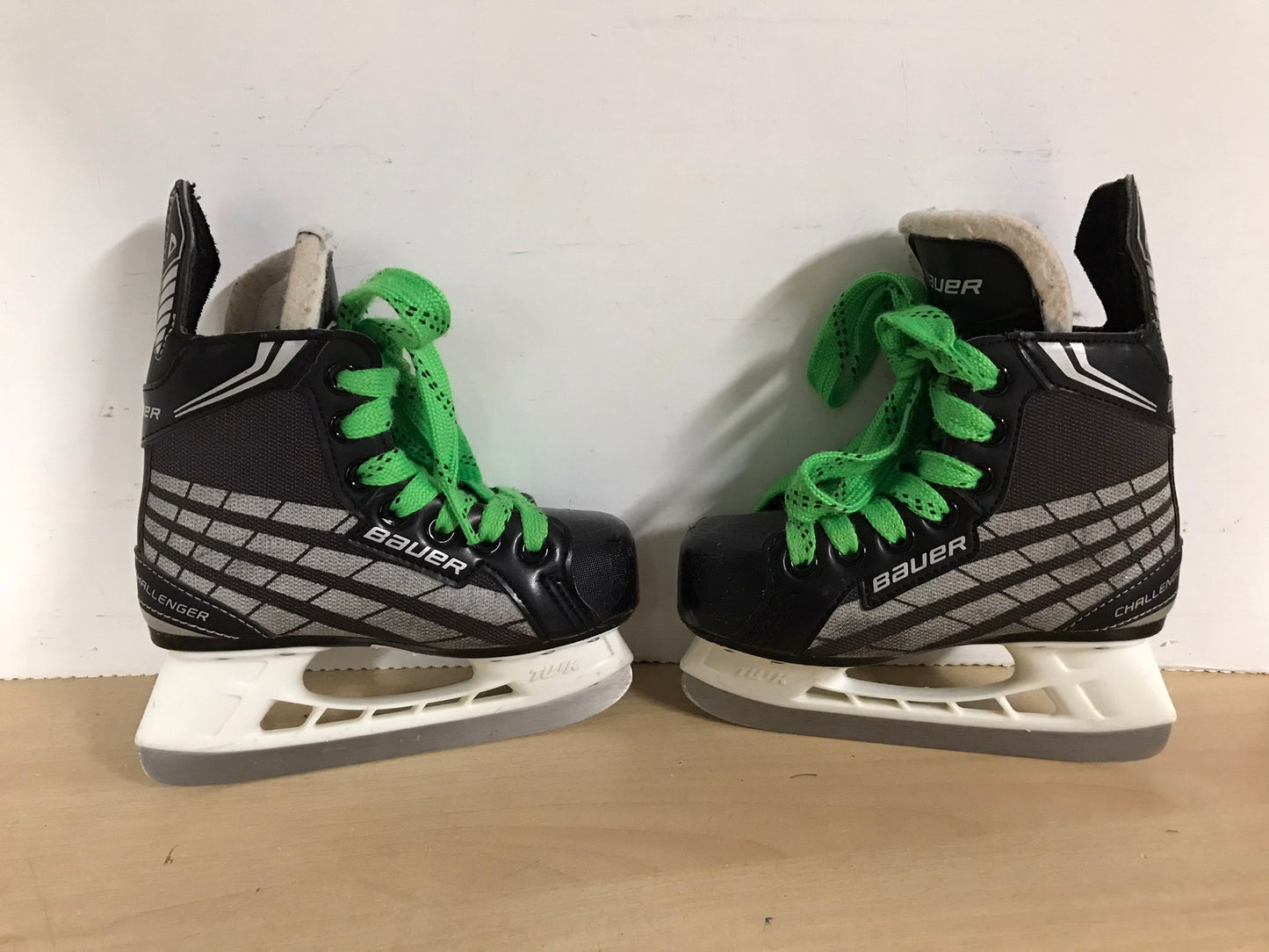 Hockey Skates Child Size 11 Shoe Size Bauer Challenger Excellent