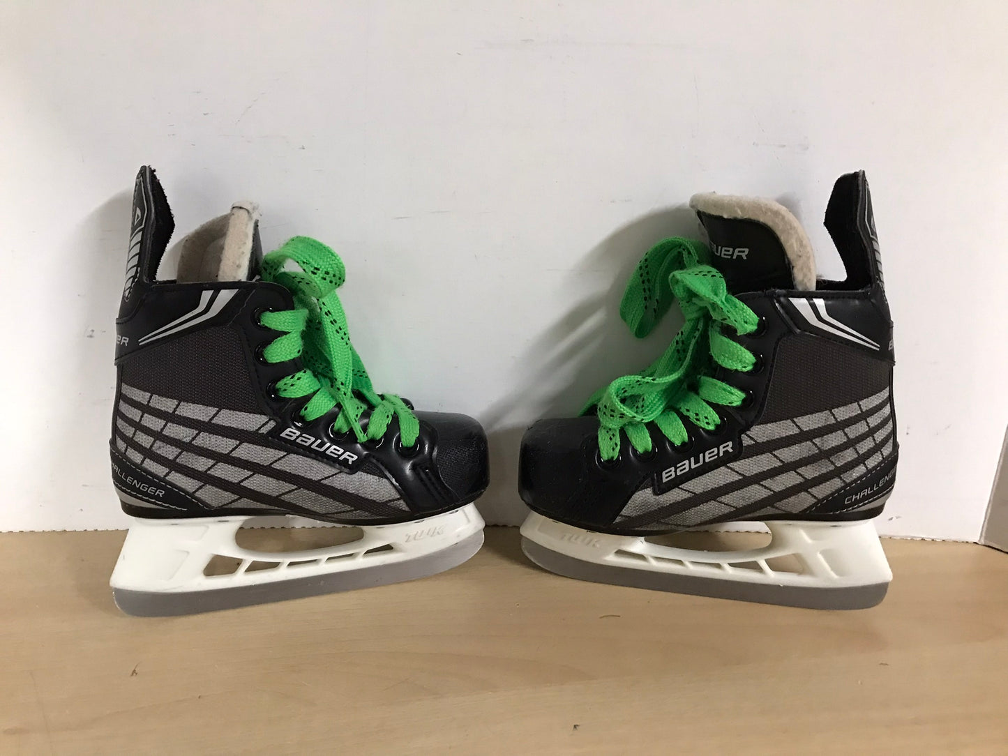 Hockey Skates Child Size 11 Shoe Size Bauer Challenger Excellent
