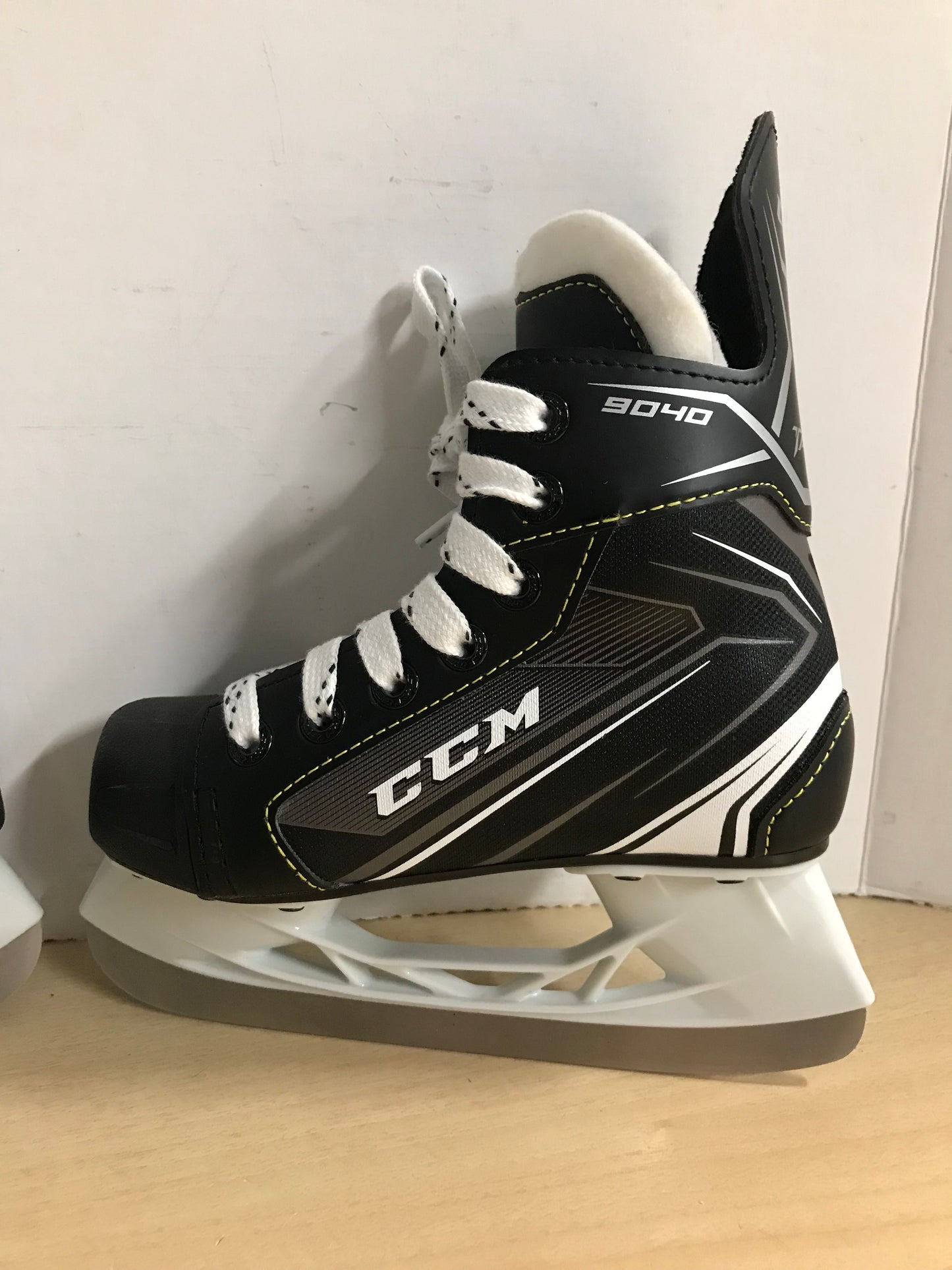 Hockey Skates Child Size 12 Shoe Size CCM 9040 NEW