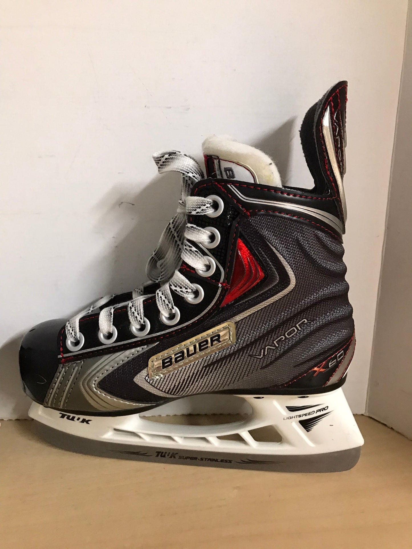 Hockey Skates Child Size 1 EE Shoe Size Bauer Vapor X60 New Demo Model