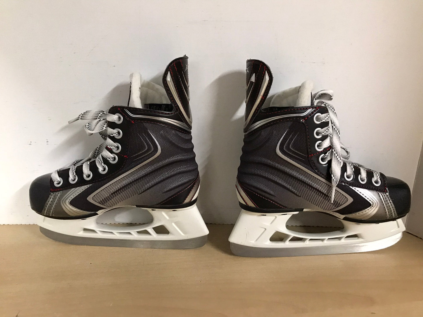 Hockey Skates Child Size 1 EE Shoe Size Bauer Vapor X60 New Demo Model