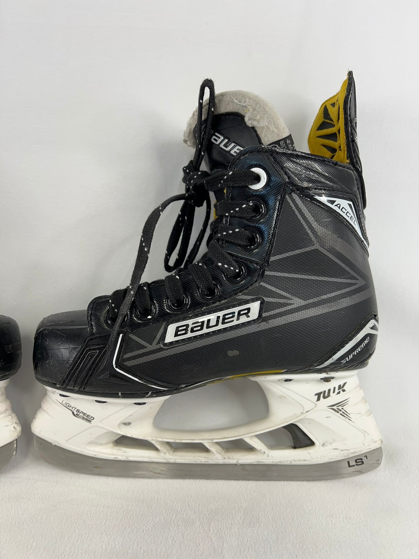 Hockey Skates Child Size 2.5 Shoe Size Bauer Supreme Minor Wear