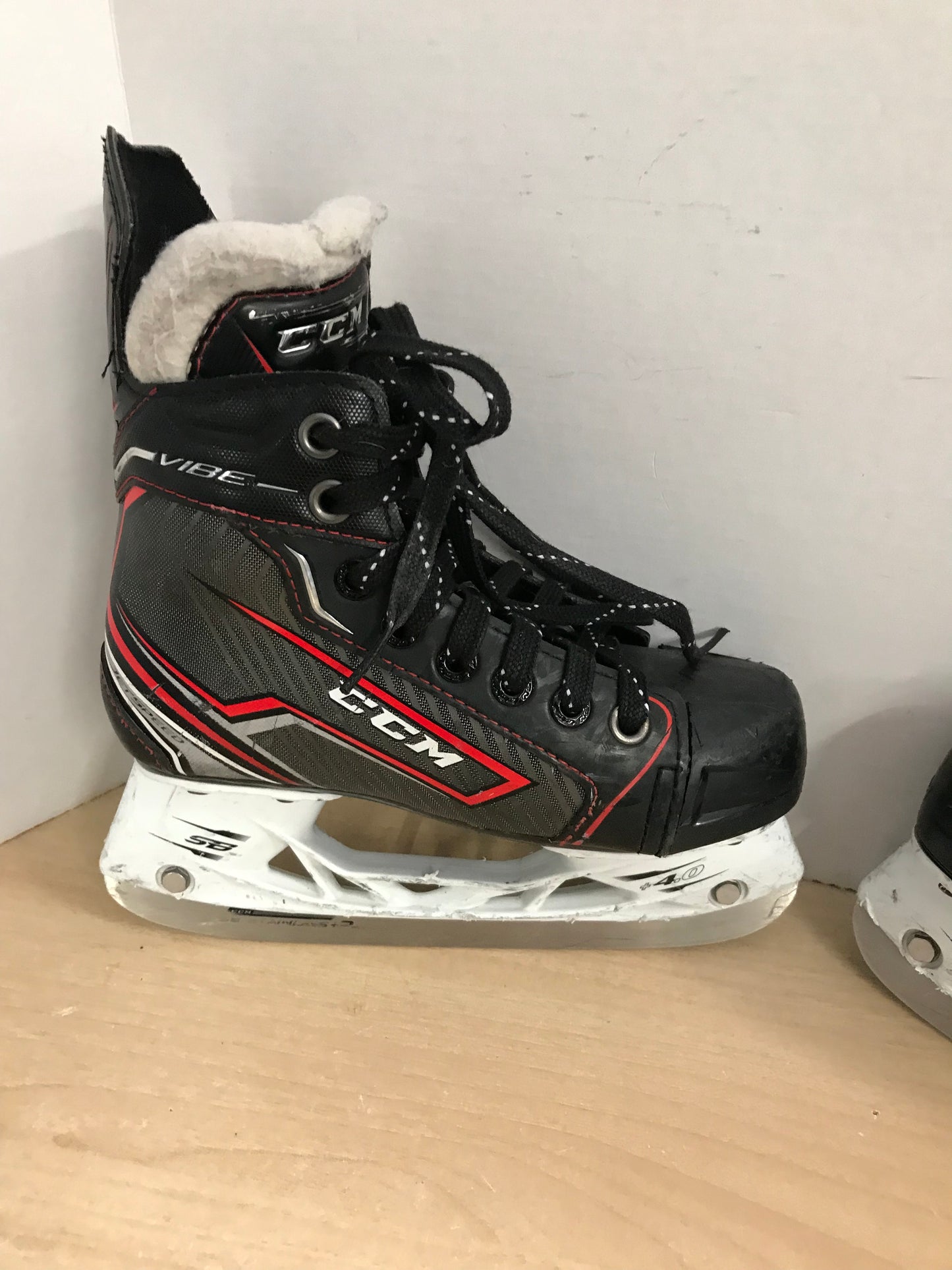 Hockey Skates Child Size 2 Shoe CCM Vibe Minor Wear CB9437