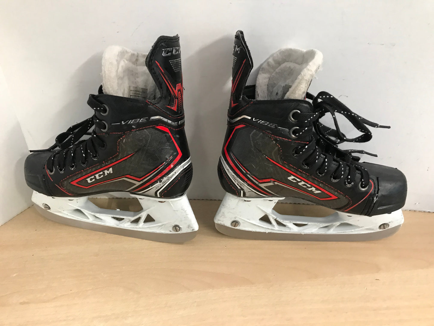 Hockey Skates Child Size 2 Shoe CCM Vibe Minor Wear CB9437