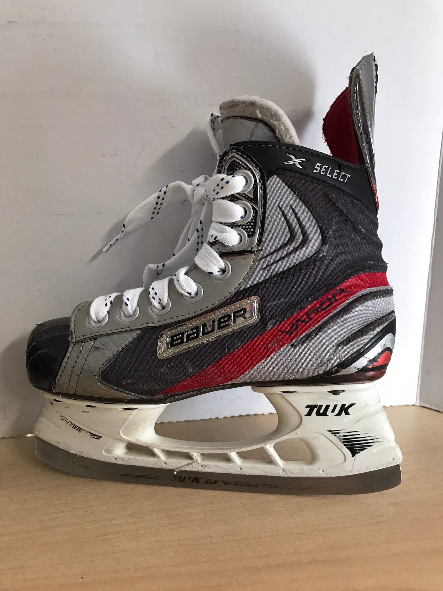 Hockey Skates Child Size 2 Shoe Size Bauer Vapor Minor Wear