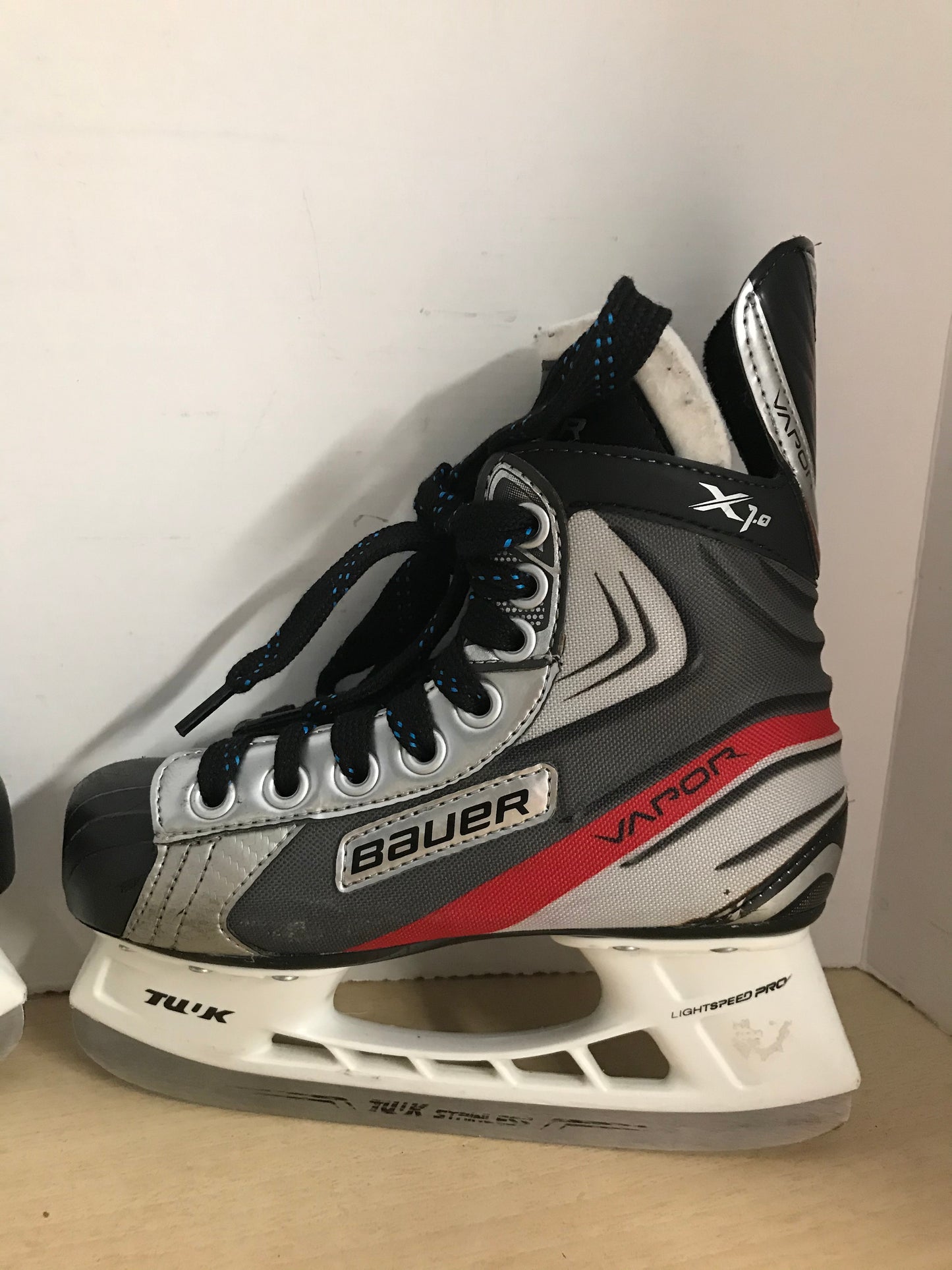 Hockey Skates Child Size 2 Shoe Size Bauer Vapor X.10