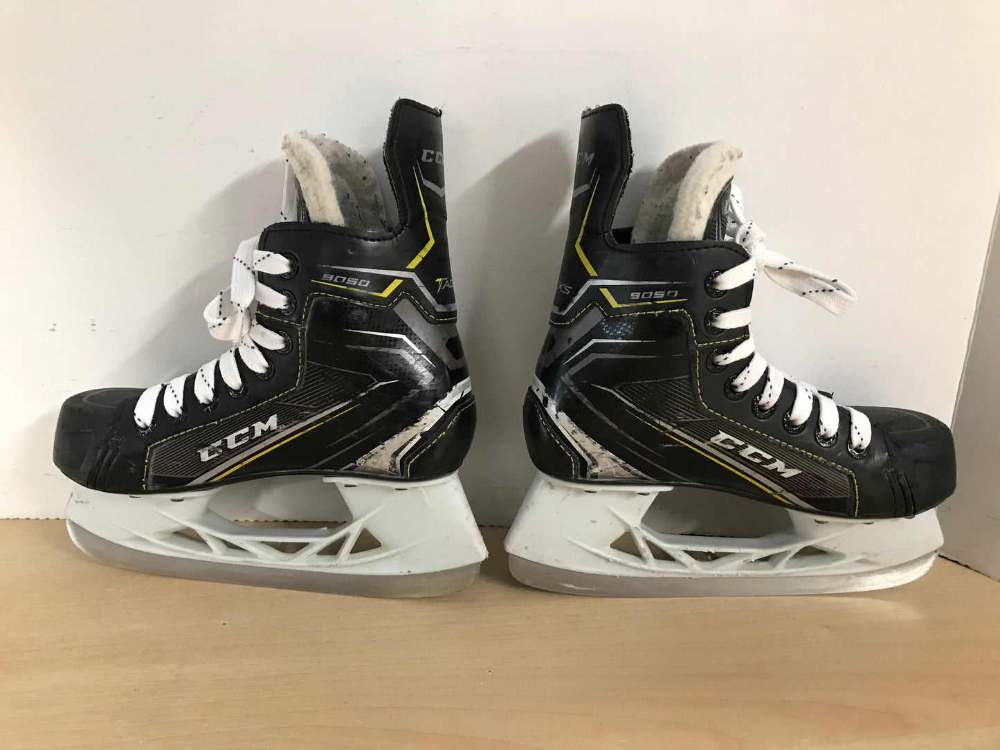 Hockey Skates Child Size 2 Shoe Size CCM Tacks Minor Wear