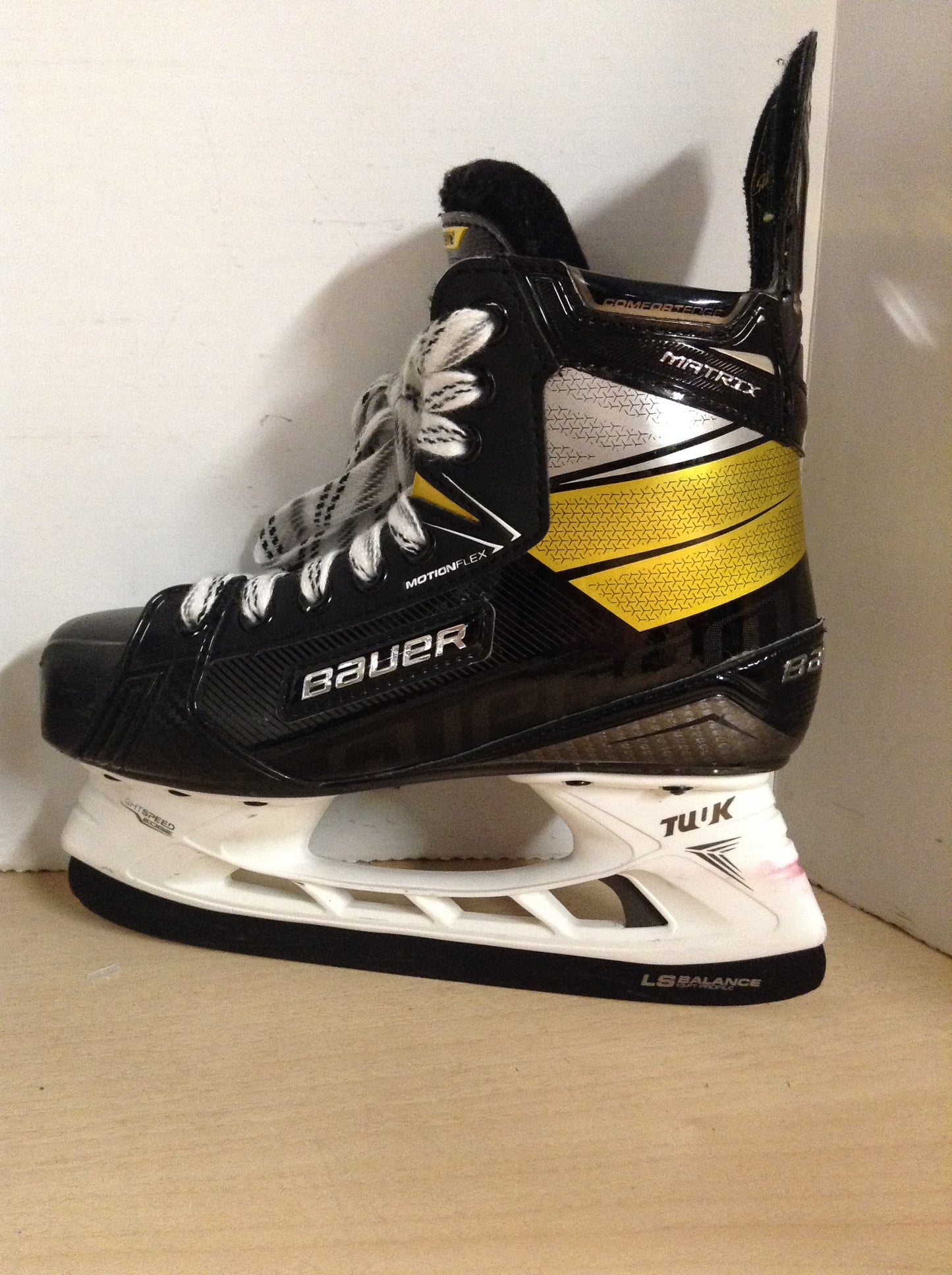 Hockey Skates Child Size 3 EE Shoe Size Bauer Supreme Matrix Motion Flex Carbon Blade As New