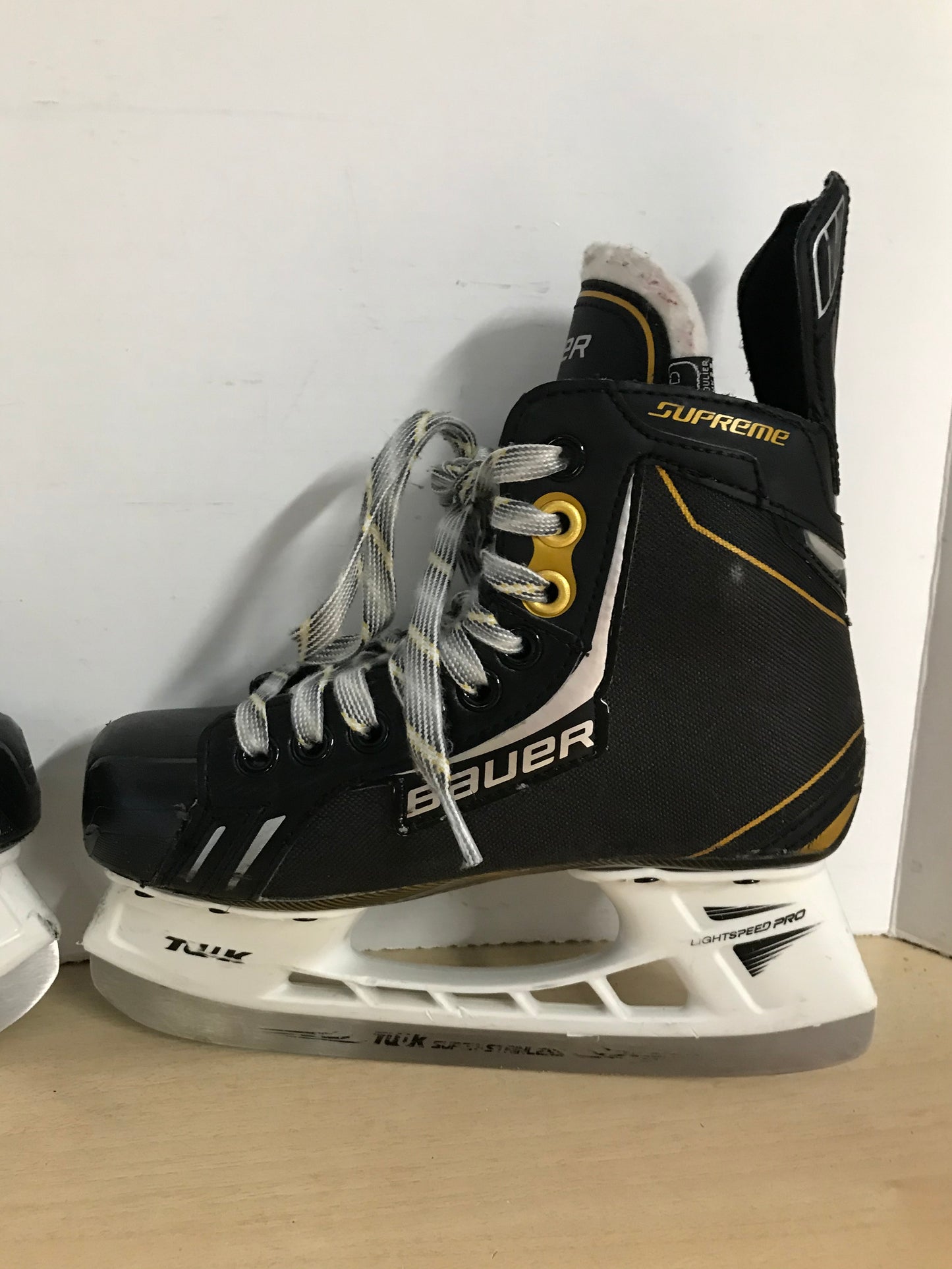 Hockey Skates Child Size 3 Shoe Bauer Supreme Excellent