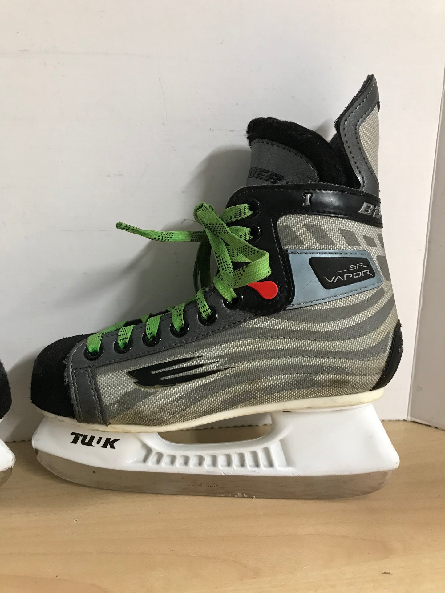 Hockey Skates Child Size 3 Shoe Size Bauer Vapor