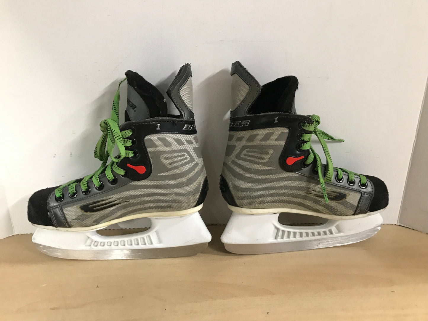 Hockey Skates Child Size 3 Shoe Size Bauer Vapor