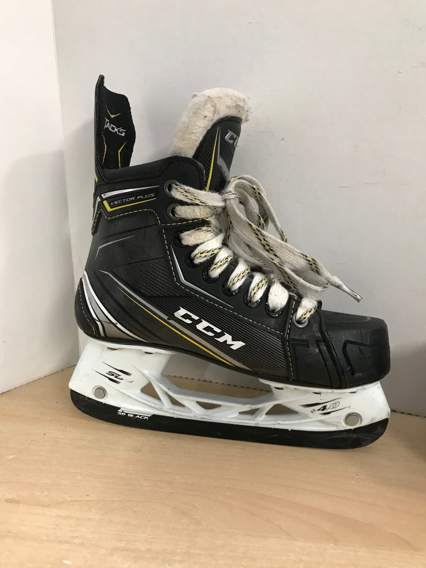 Hockey Skates Child Size 4 Shoe CCM Tacks Vector Plus With SB Black Carbon Blades Excellent CB9437