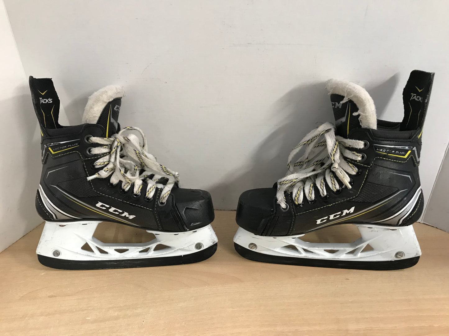 Hockey Skates Child Size 4 Shoe CCM Tacks Vector Plus With SB Black Carbon Blades Excellent CB9437