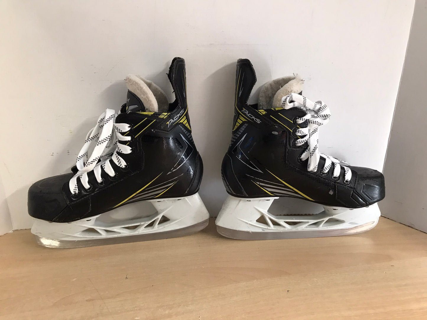 Hockey Skates Child Size 4 Shoe Size CCM Tacks Minor Wear