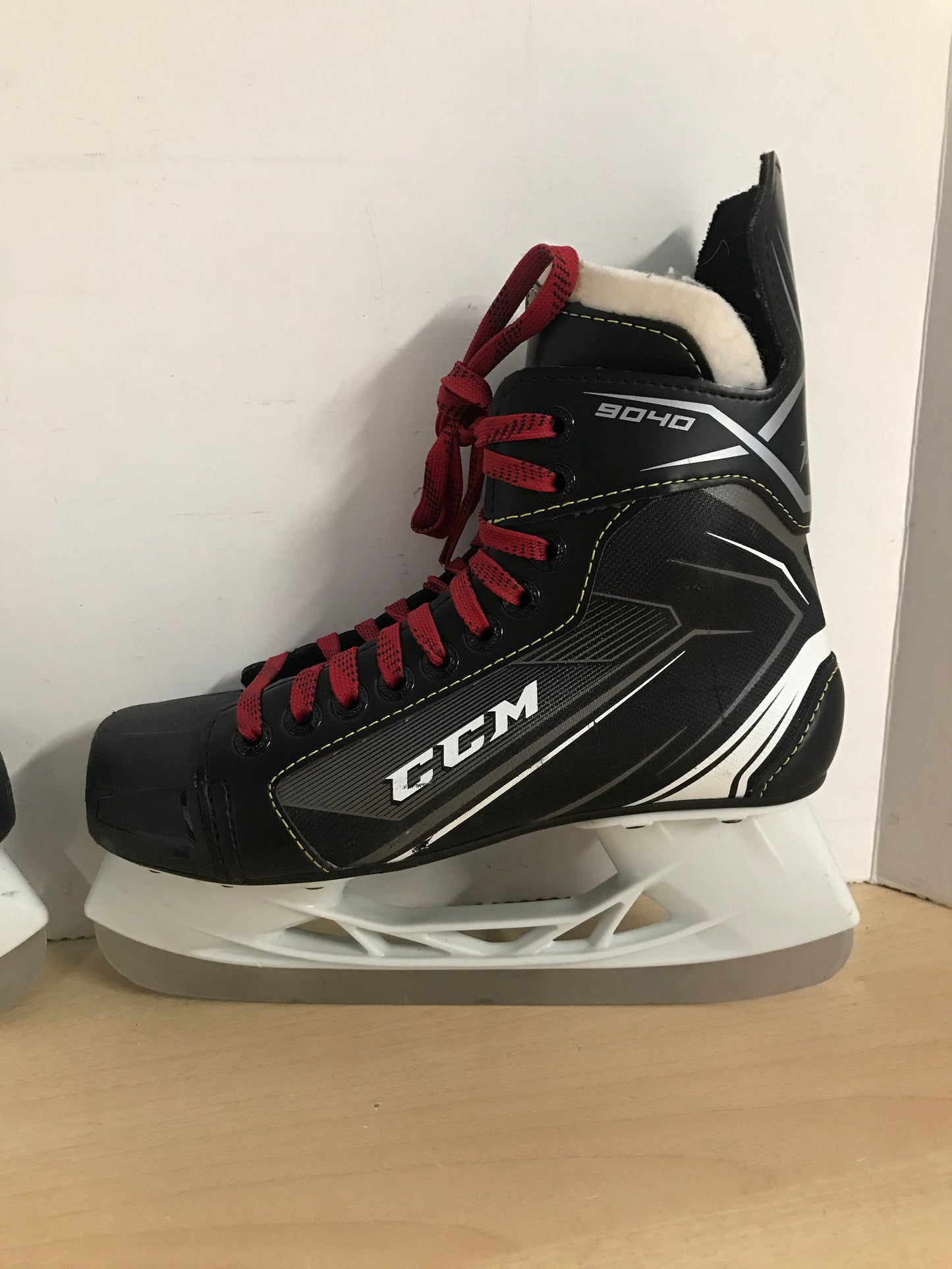 Hockey Skates Child Size 4 Shoe Size CCM Tacks New Demo Model